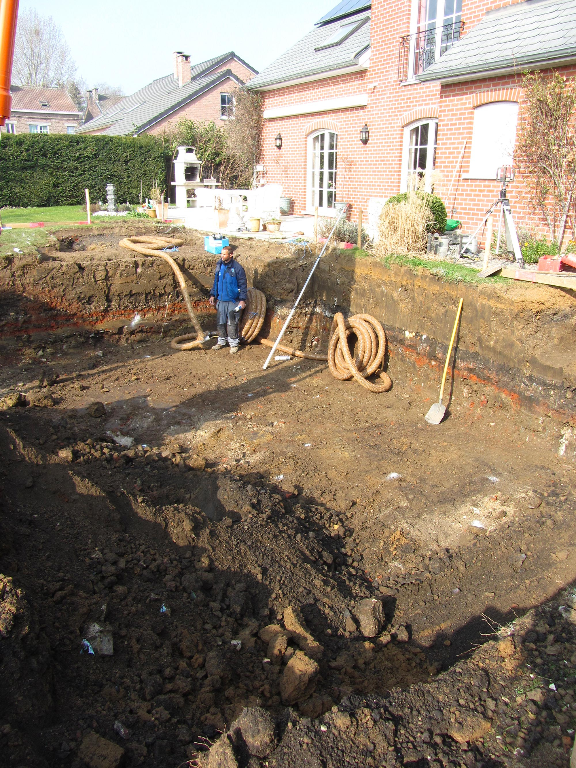 Réalisation d'un terrassement pour piscine extérieure 