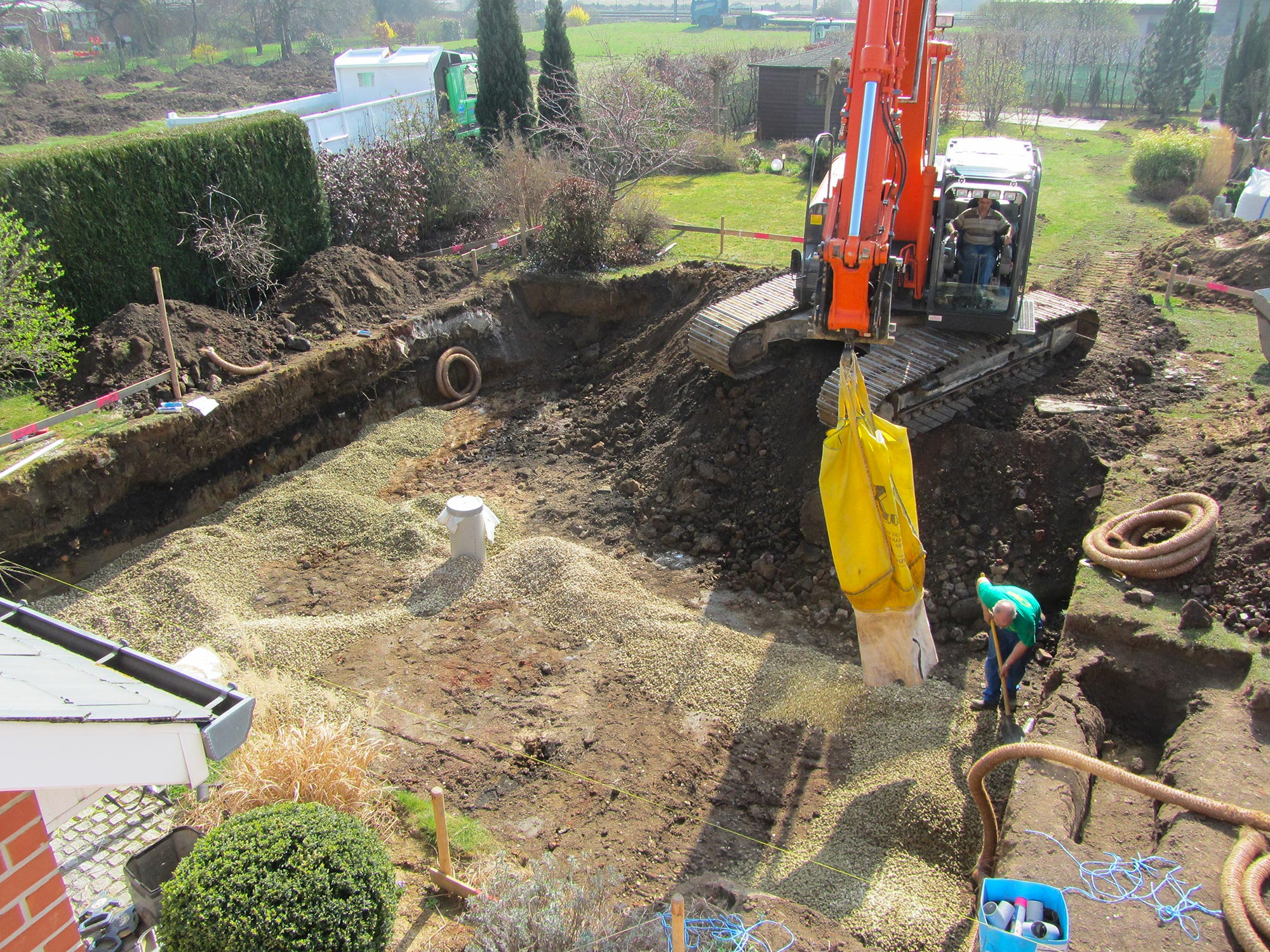 Pose de drains pour cette piscine extérieure