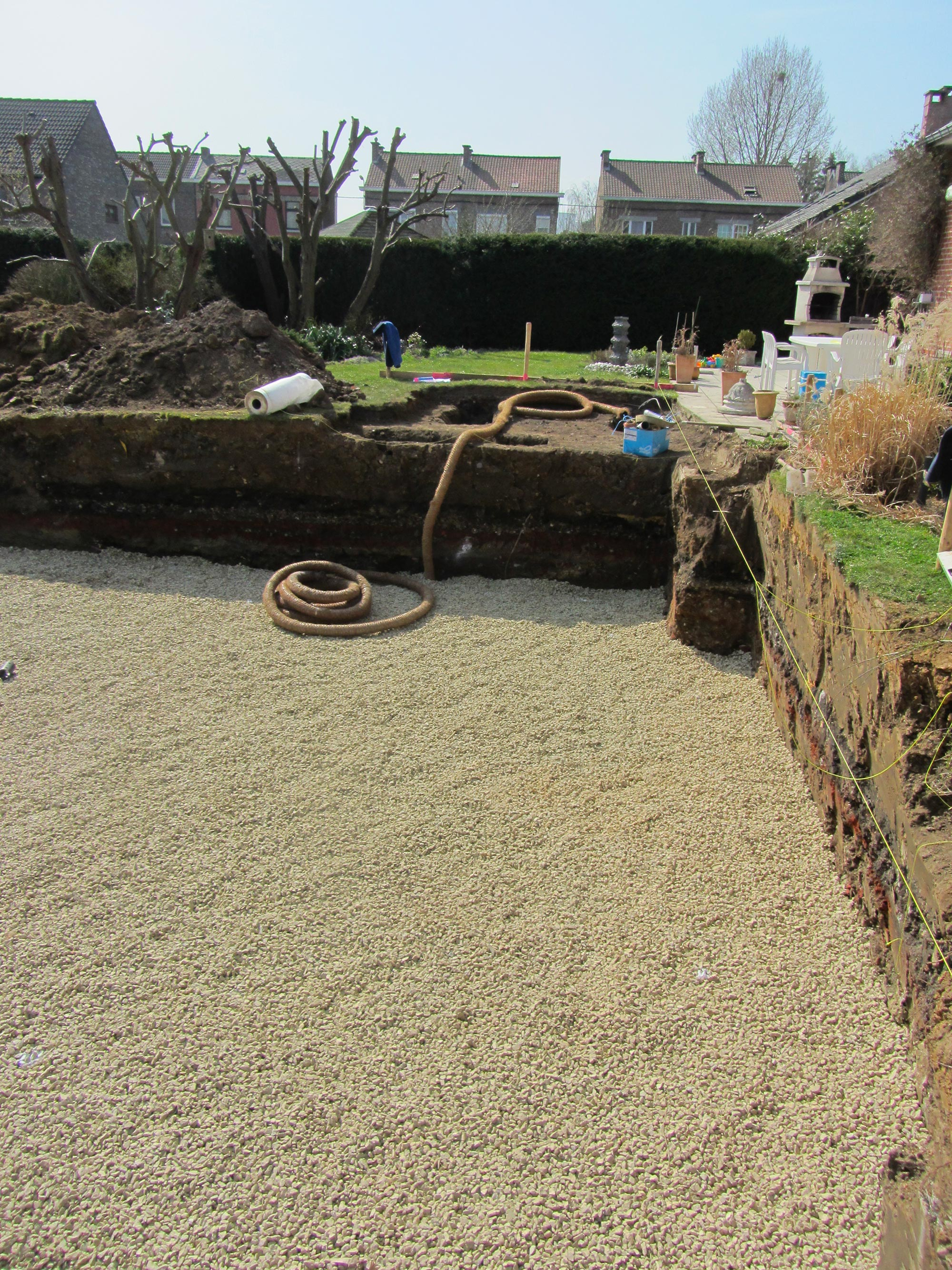 Pose de drains pour cette piscine extérieure