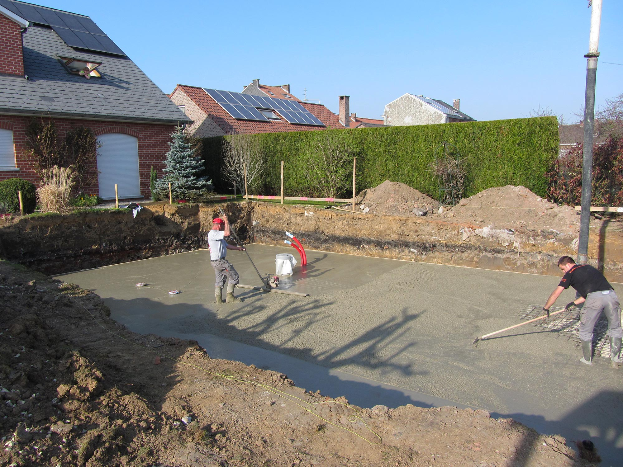 Dalle de fond pour cette piscine extérieure rectangulaire