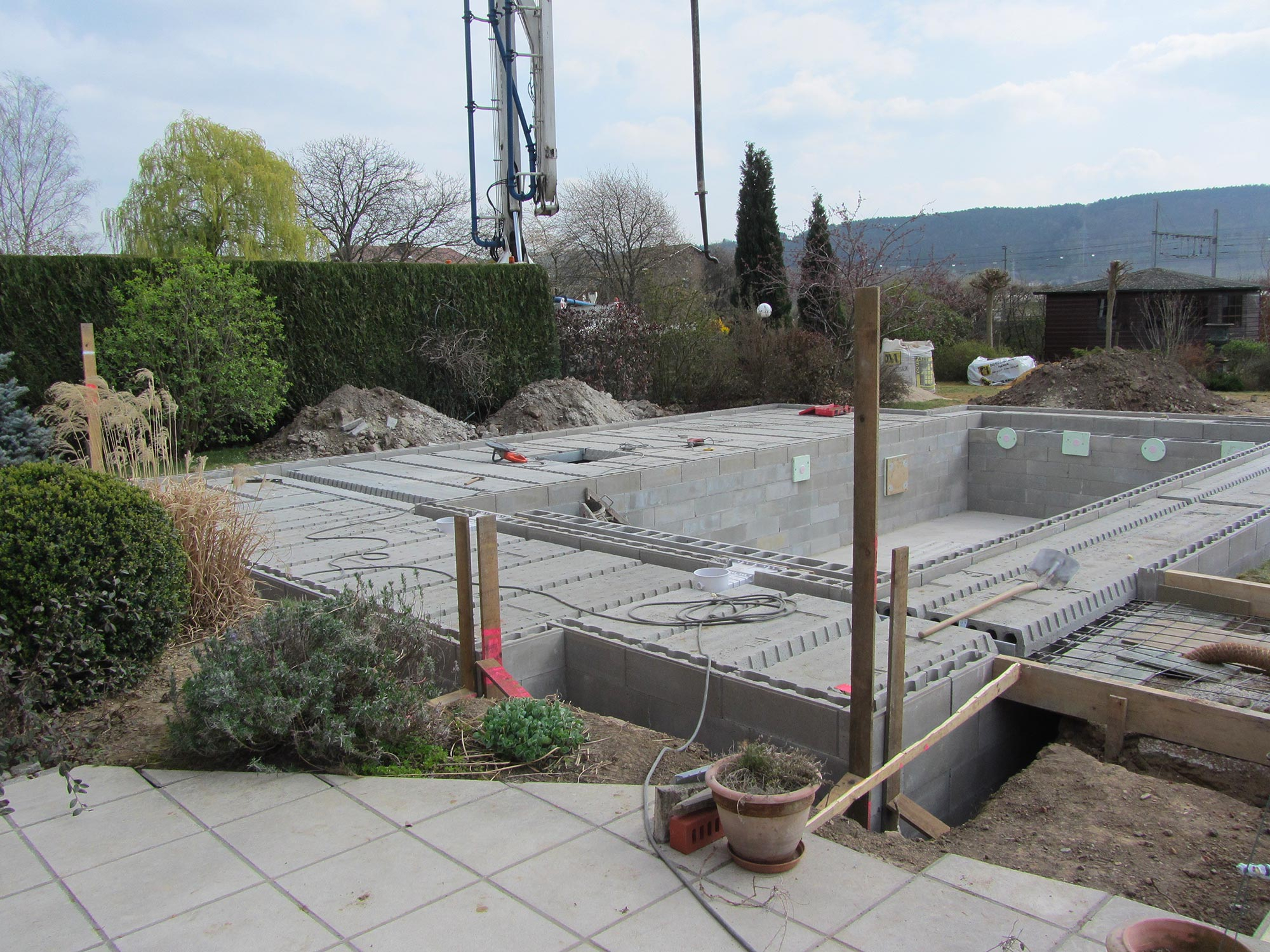 Terrasse en hourdis pour cette piscine extérieure 