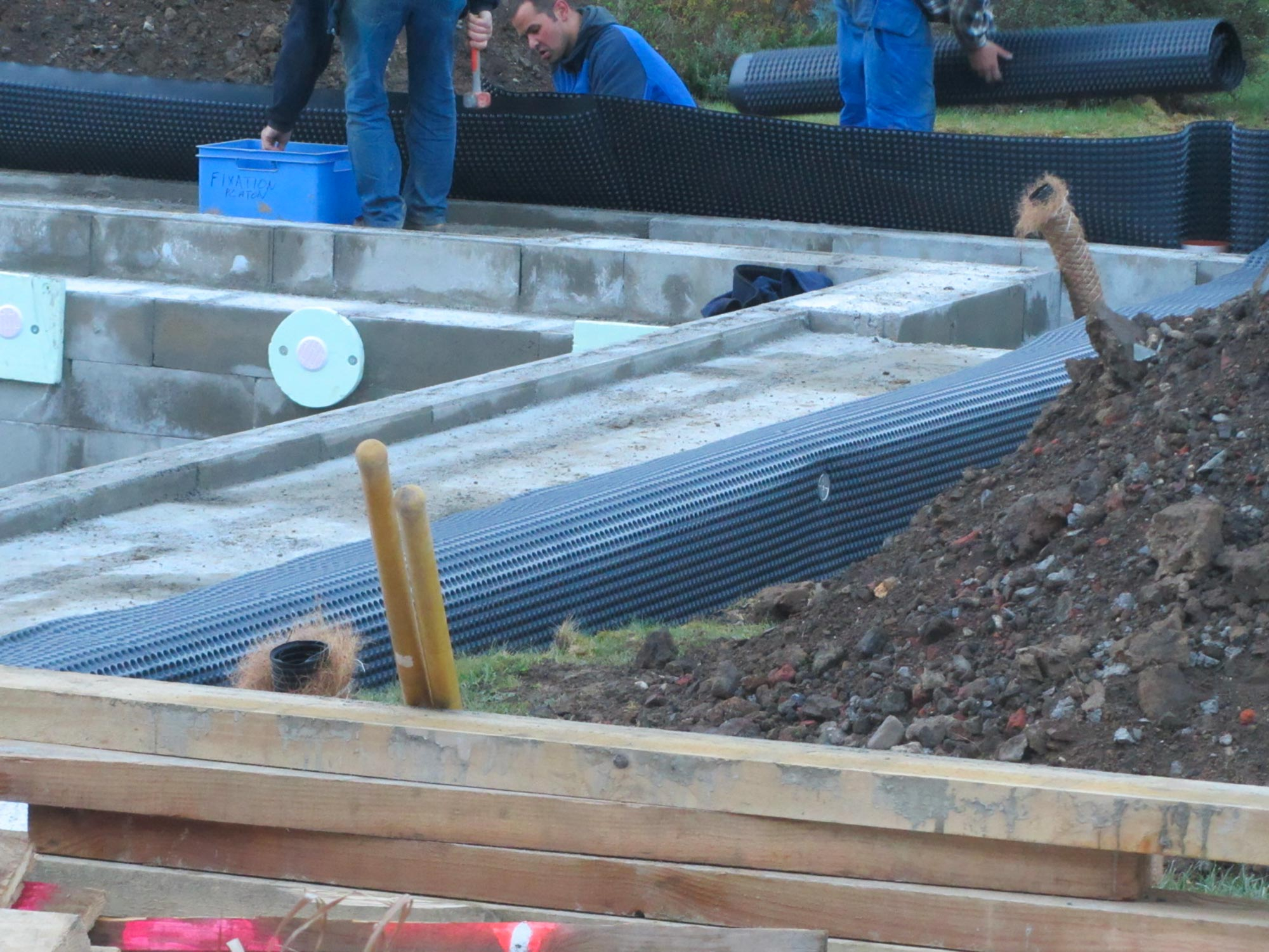 Pose d'un platon sur cette piscine rectangulaire