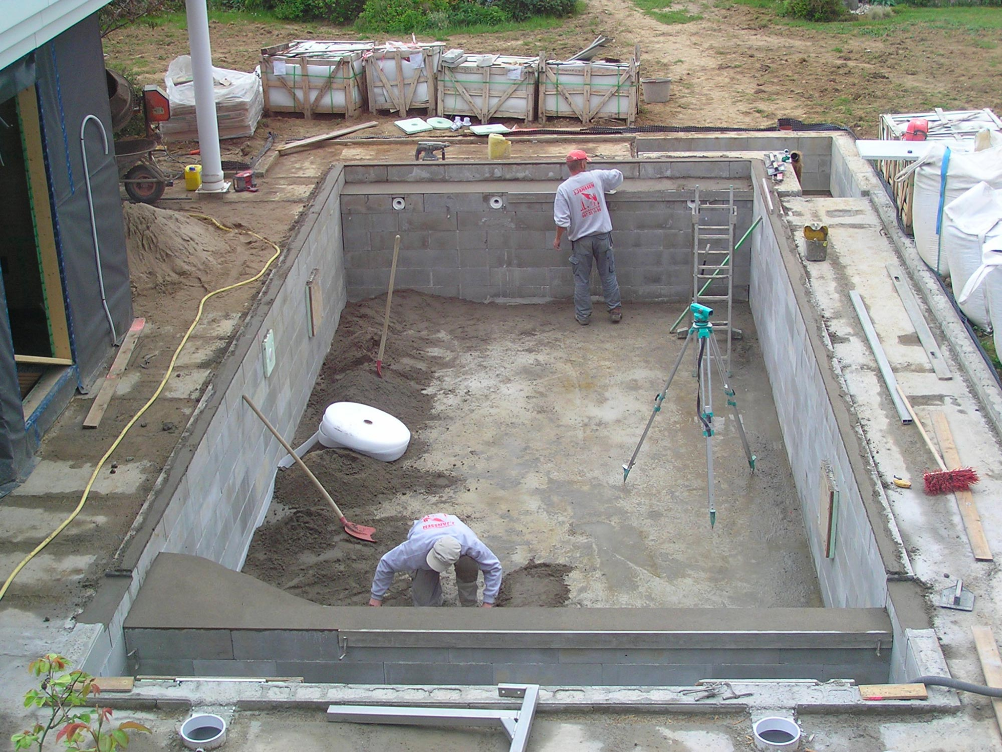 Réalisation de chape pour piscine extérieure