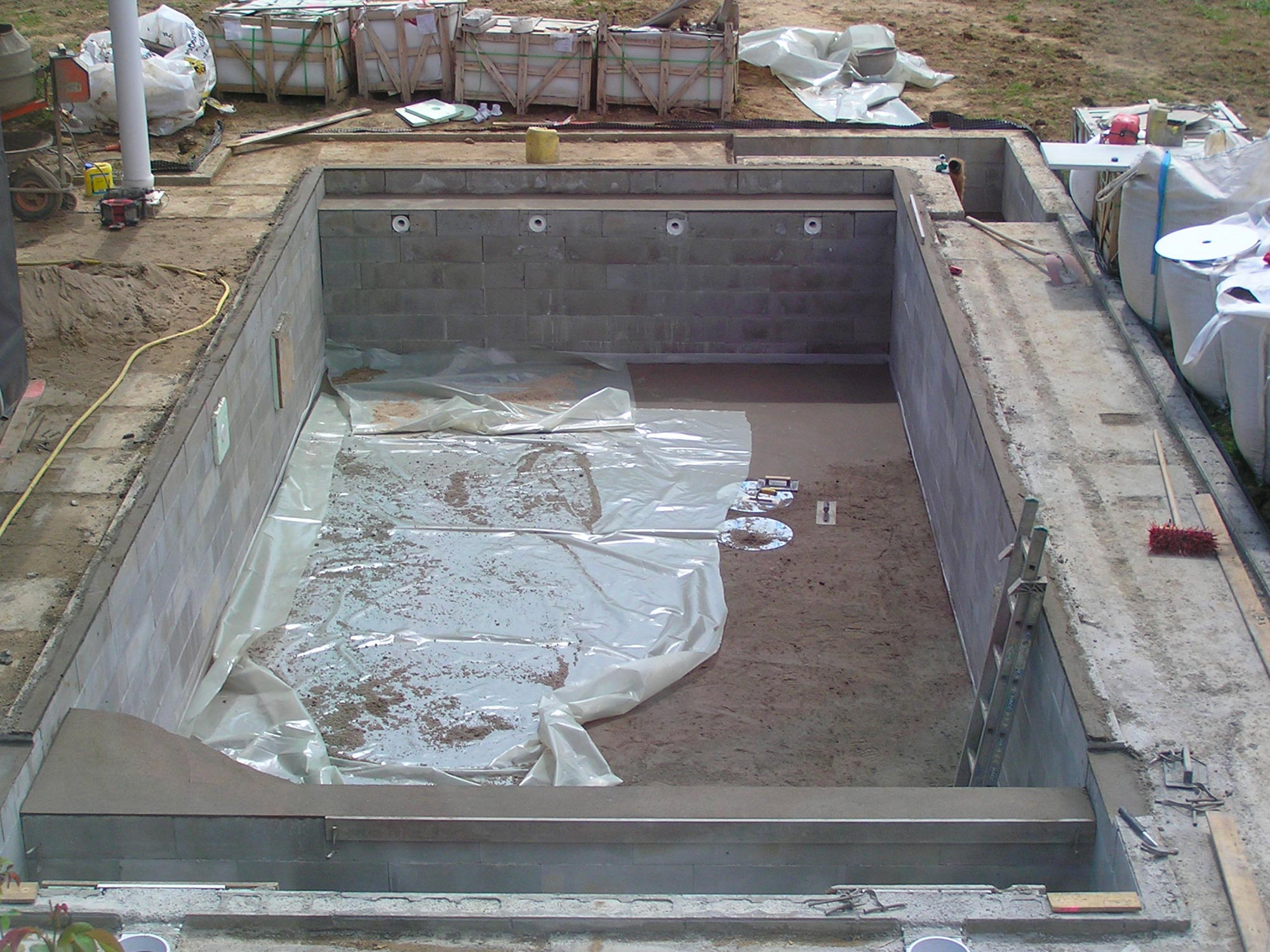 Piscine rectangulaire extérieure - Réalisation d'une chape