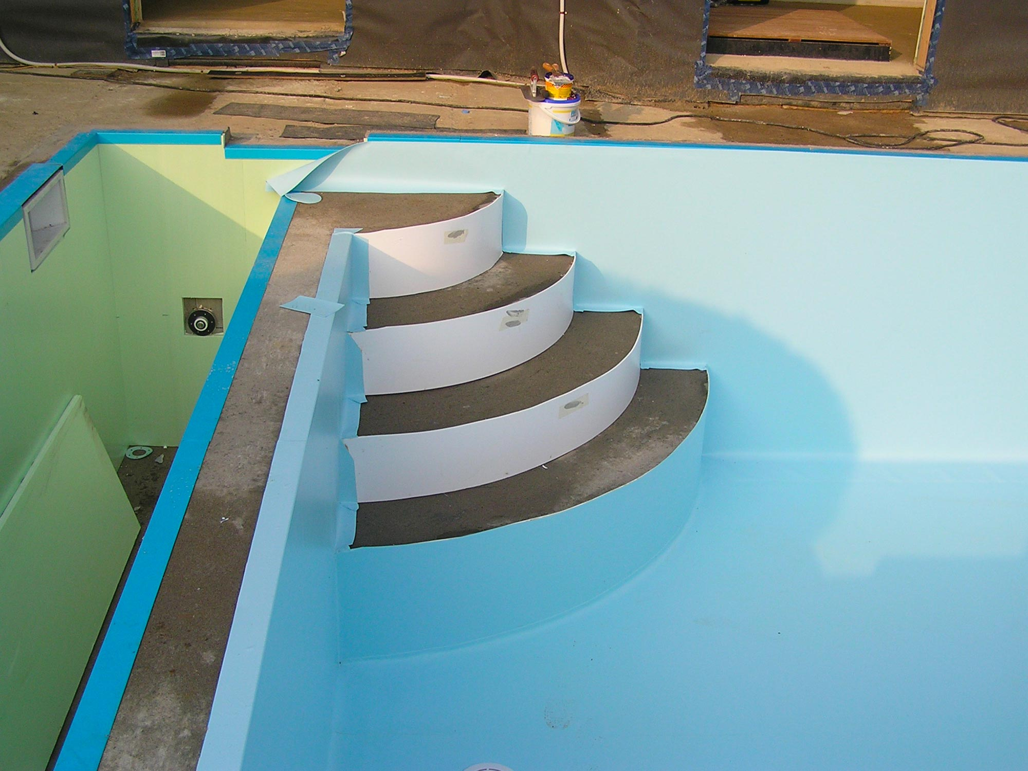 Pose du liner armé sur l'escalier en coin