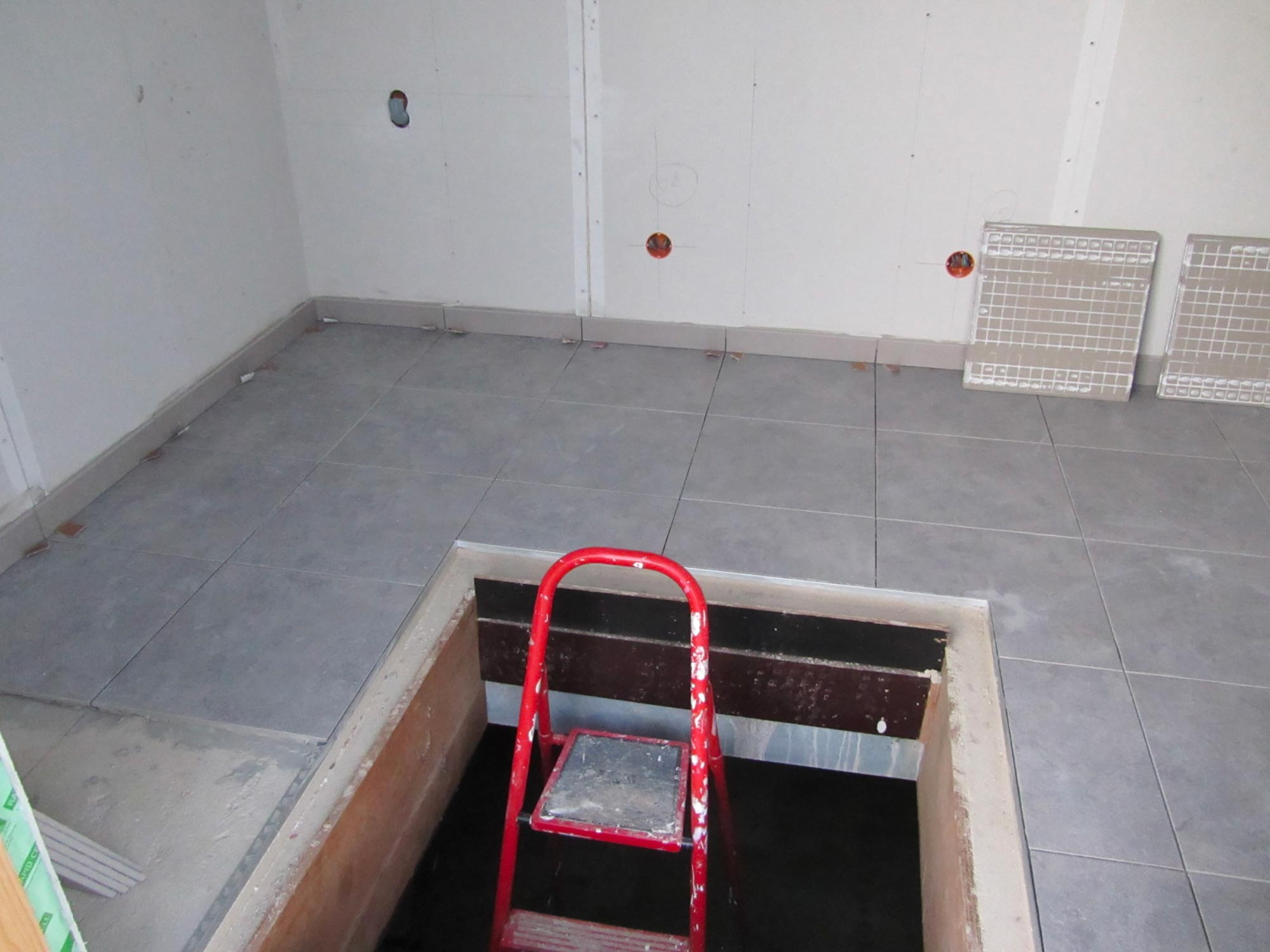 Pose du carrelage du local technique