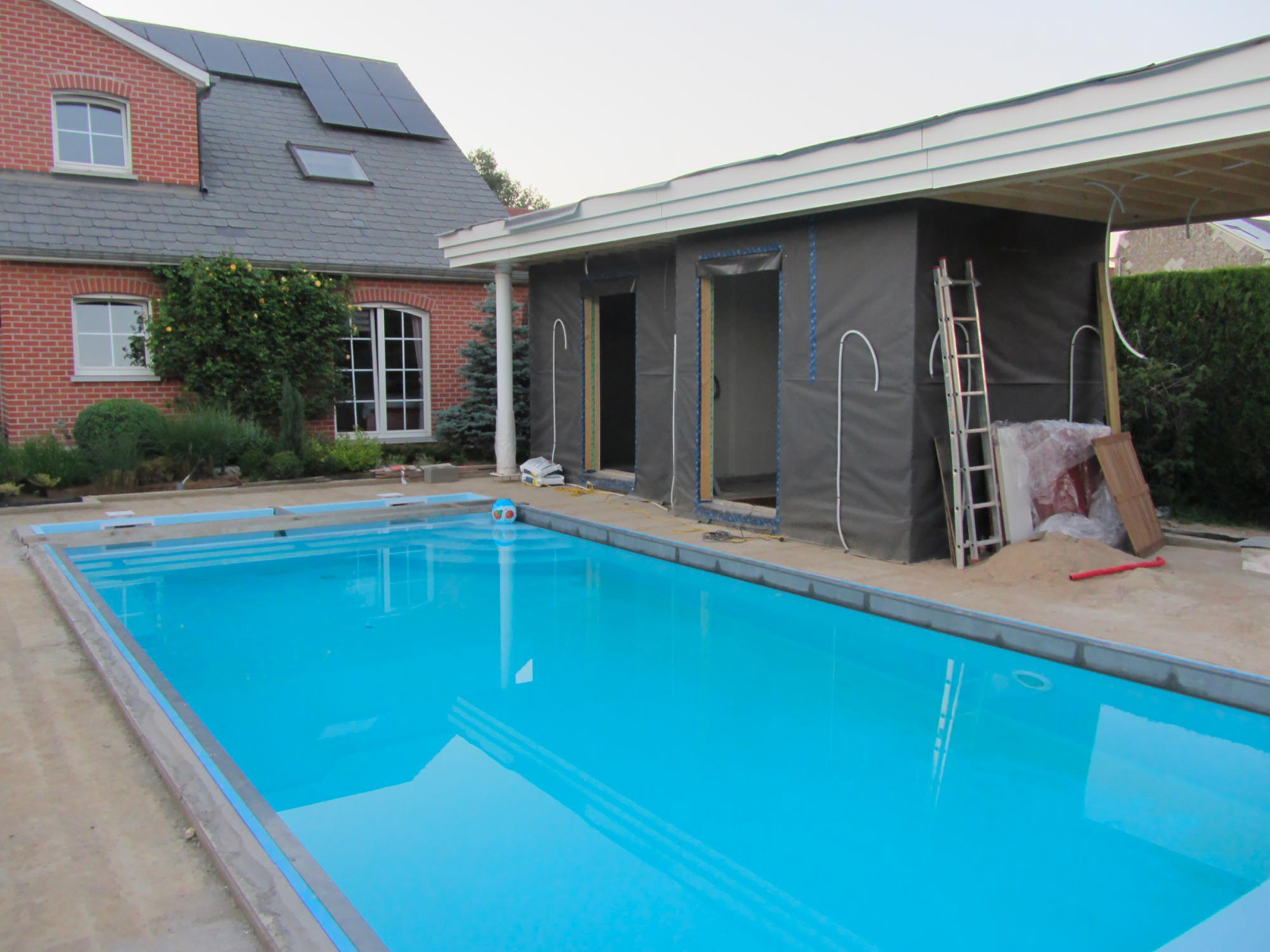 Frise piscine extérieure