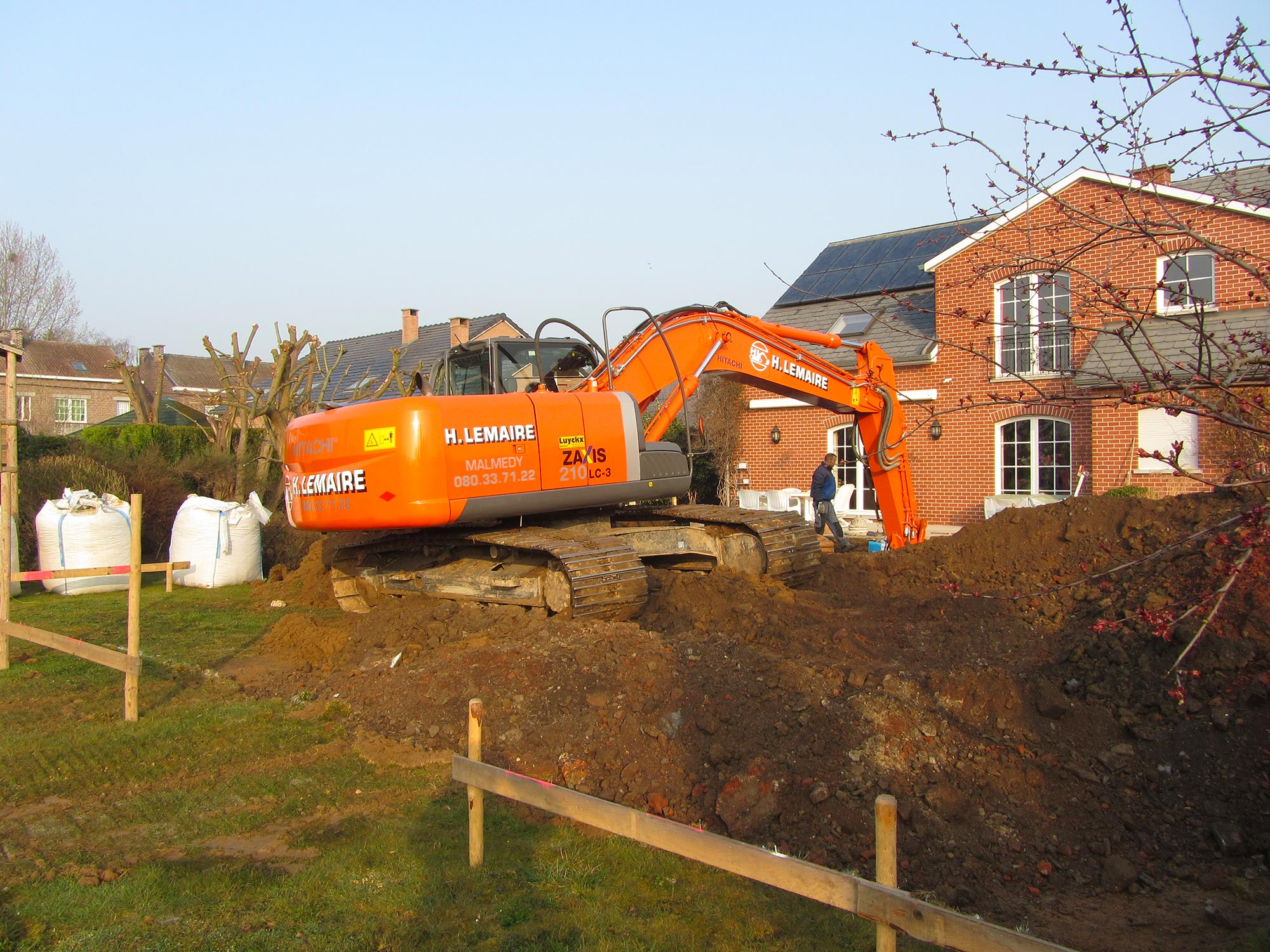 Chantier de piscine rectangulaire extérieure