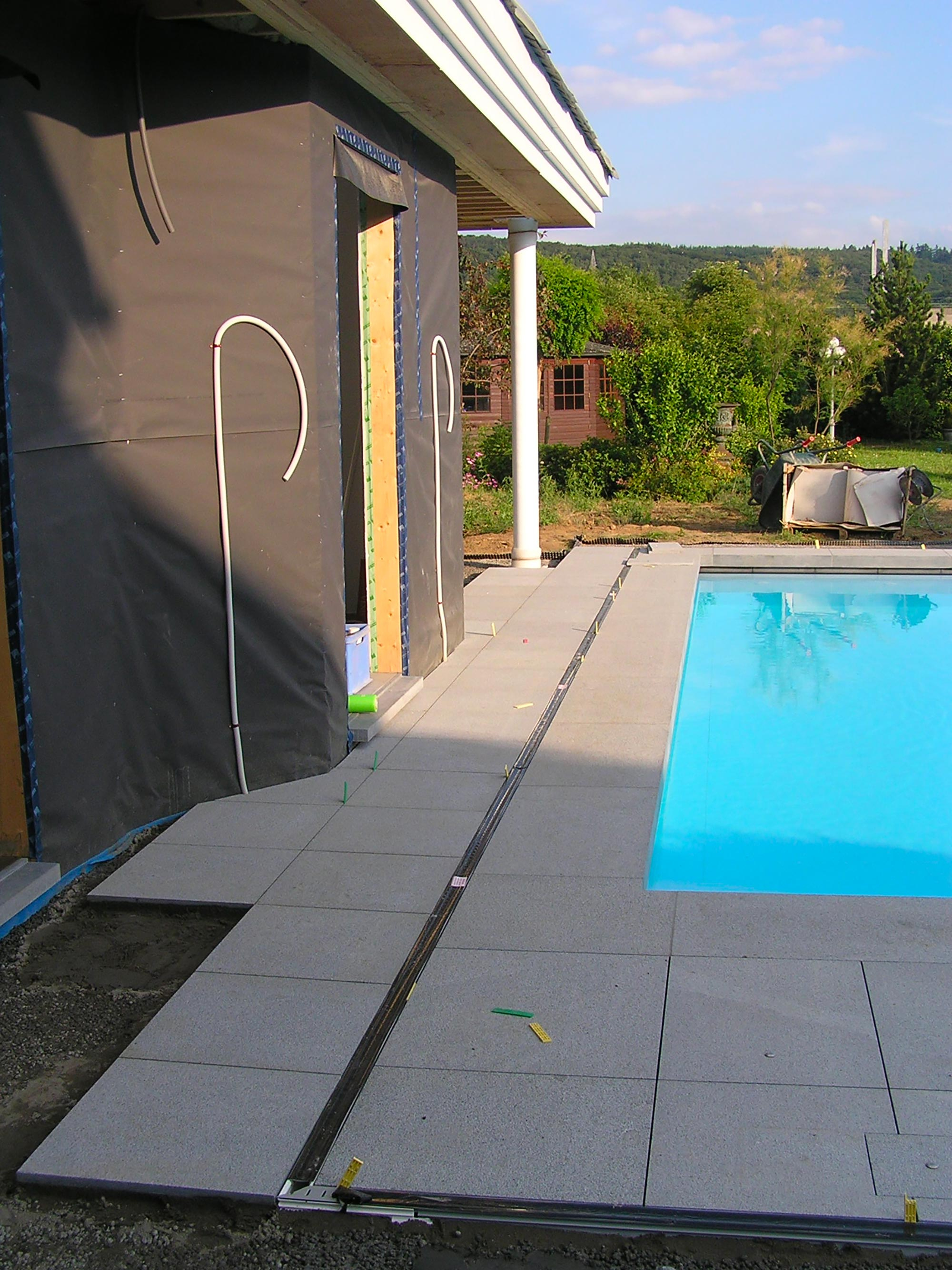 Dallage de cette piscine extérieure