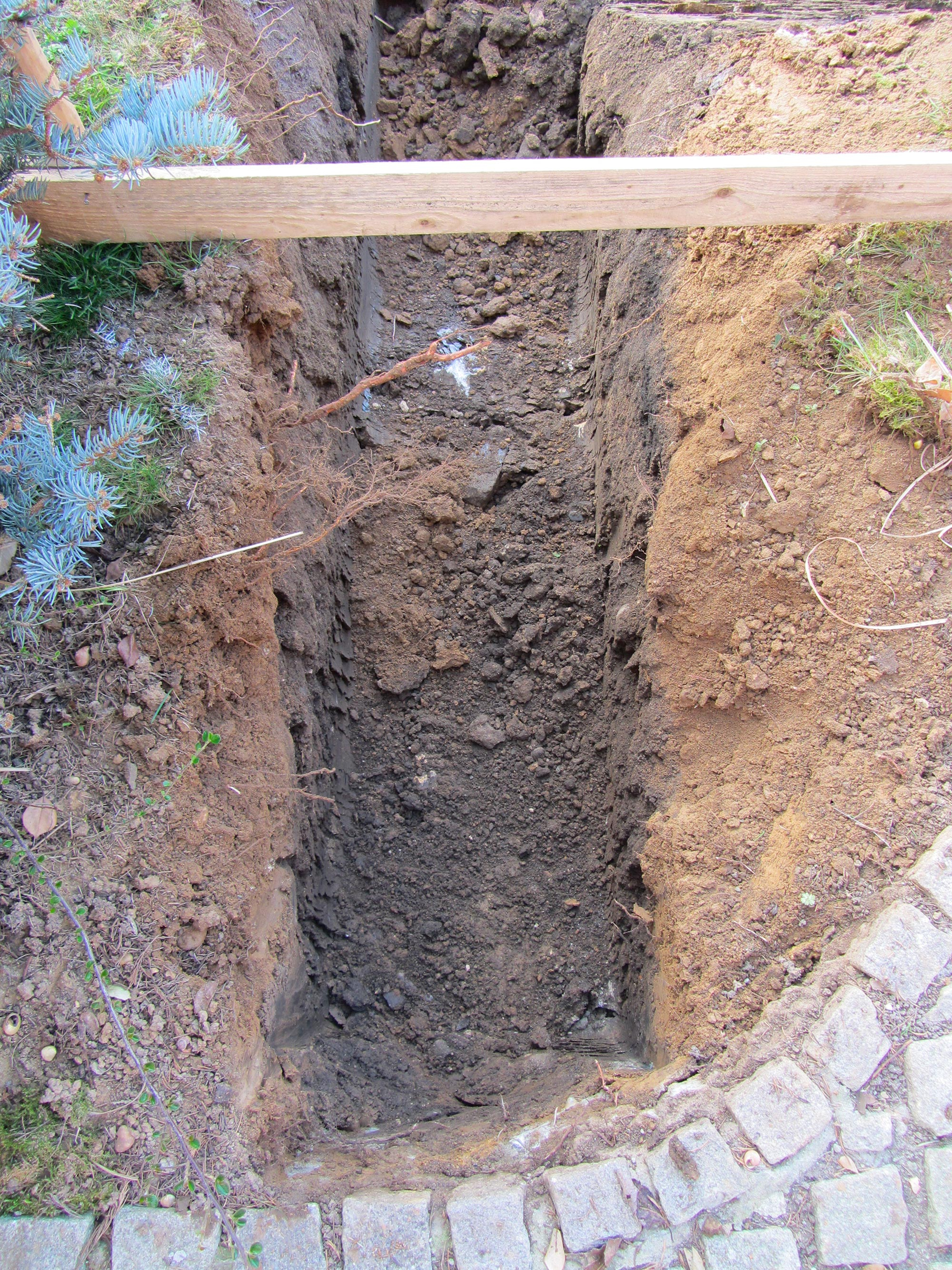 Réalisation d'une tranchée technique pour cette piscine extérieure 