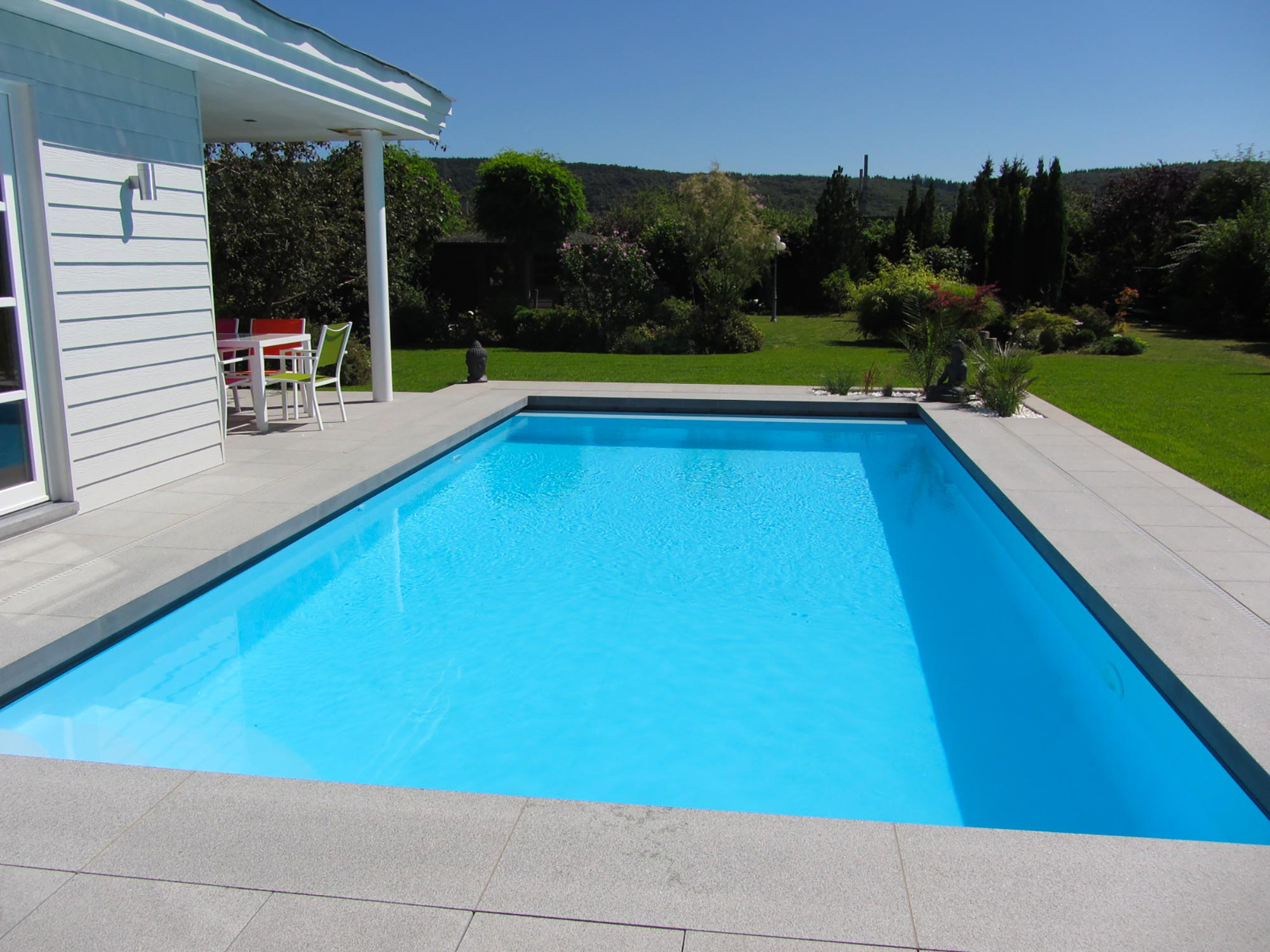 Réalisation de piscine extérieure rectangulaire