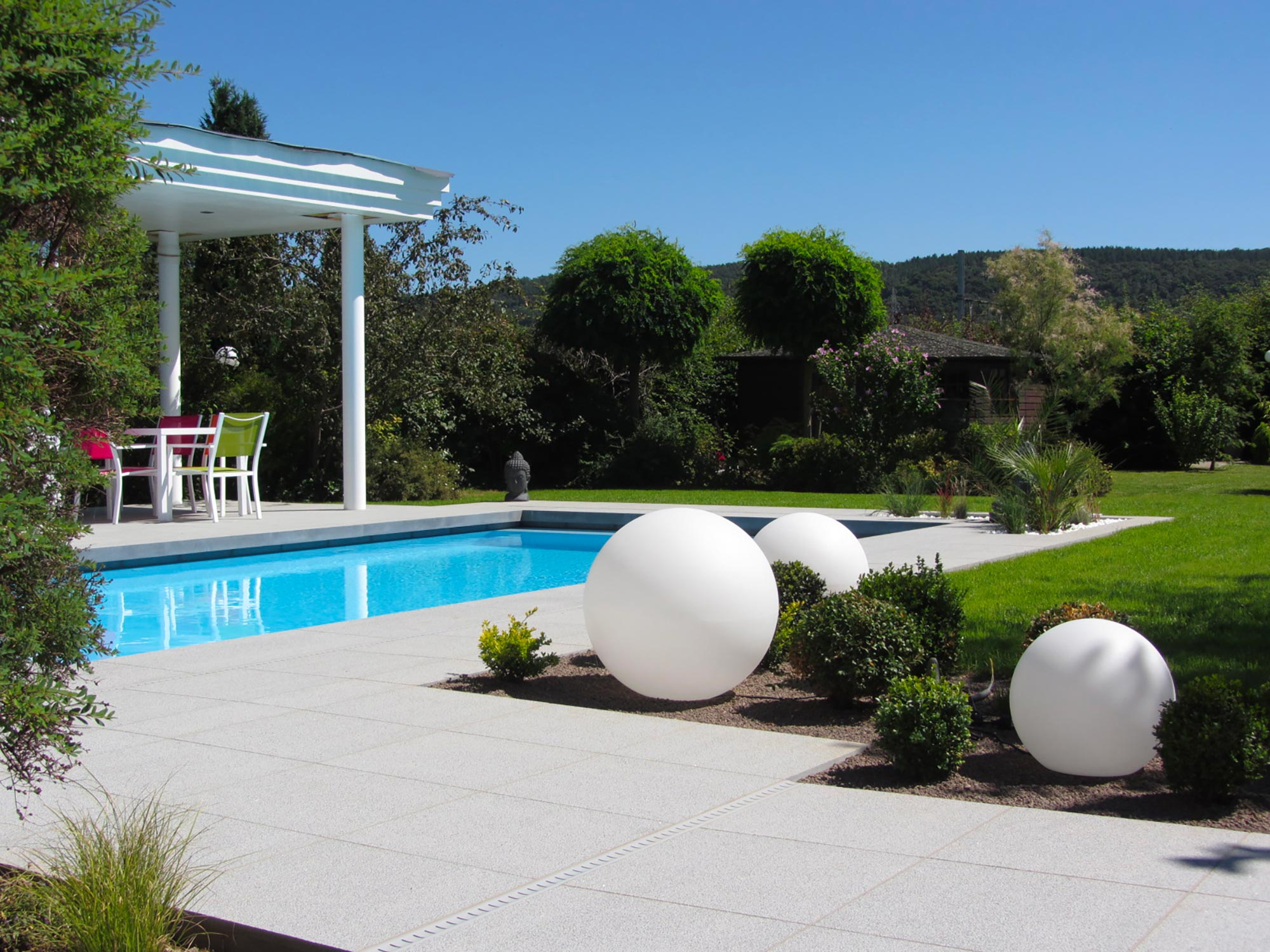 Piscine extérieure rectangulaire avec terrasse