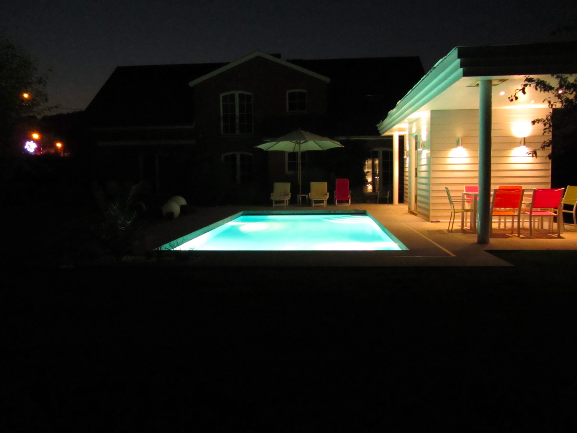 Eclairage de nuit pour cette piscine extérieure rectangulaire