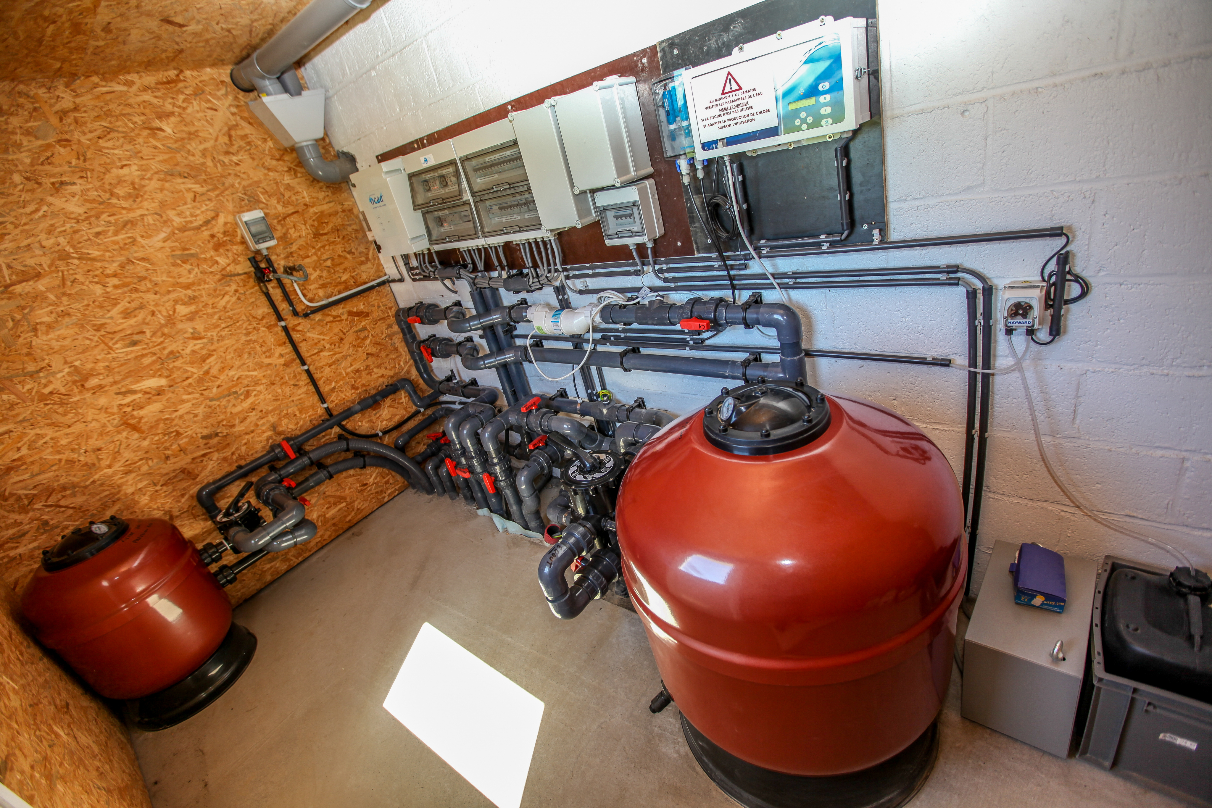 Local technique de cette piscine extérieure rectangulaire