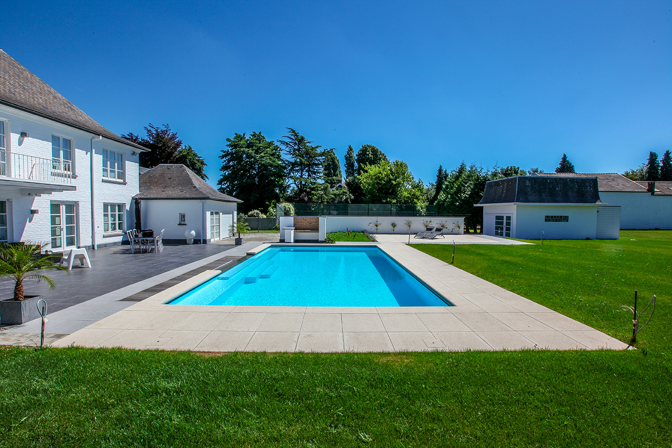Piscine extérieure contemporaine