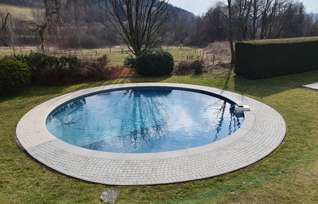 piscine extérieure ronde