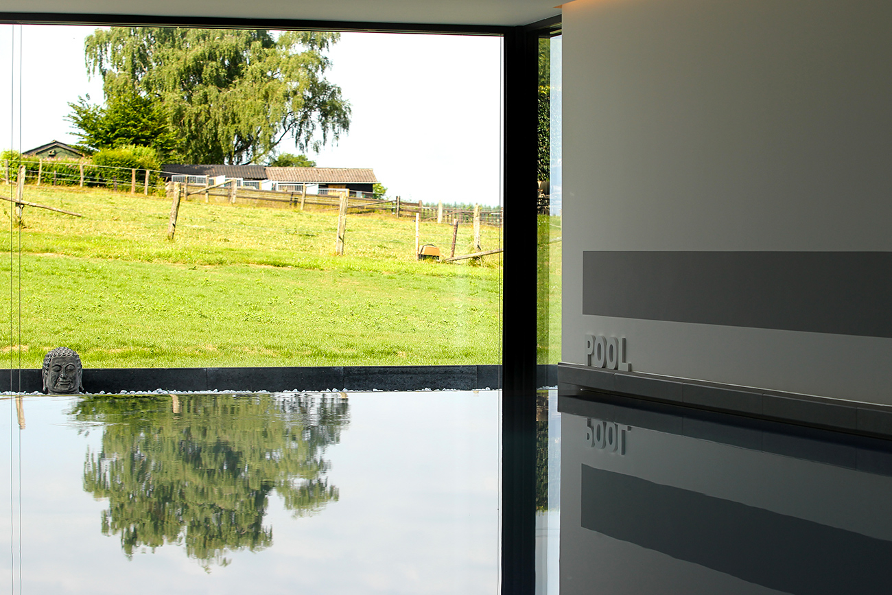 Vue dégagée d'une piscine à débordement
