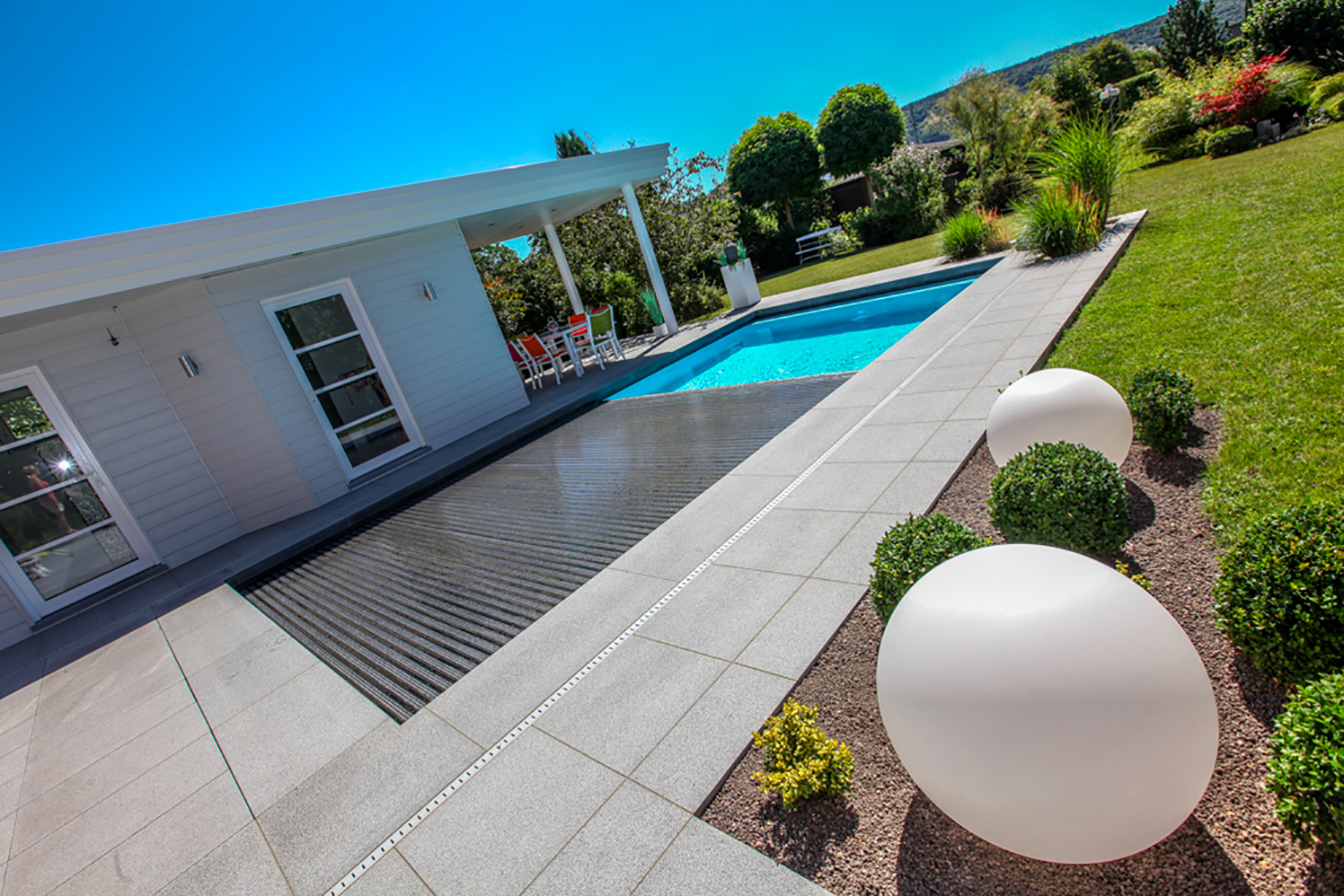 Pose d'une couverture automatique par Piscines Ondine