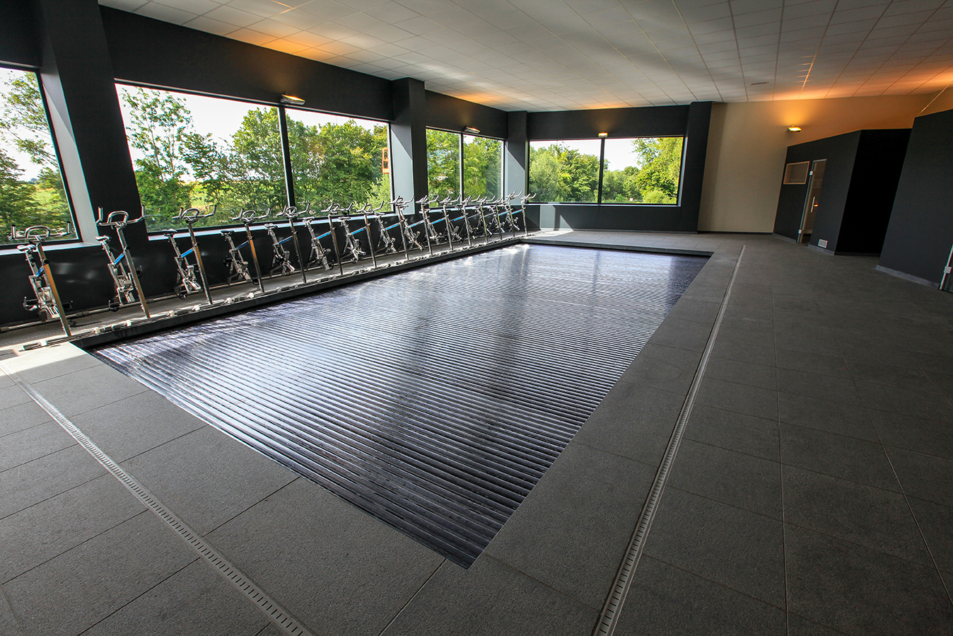 Pose de couverture pour piscine intérieure par Piscines Ondine