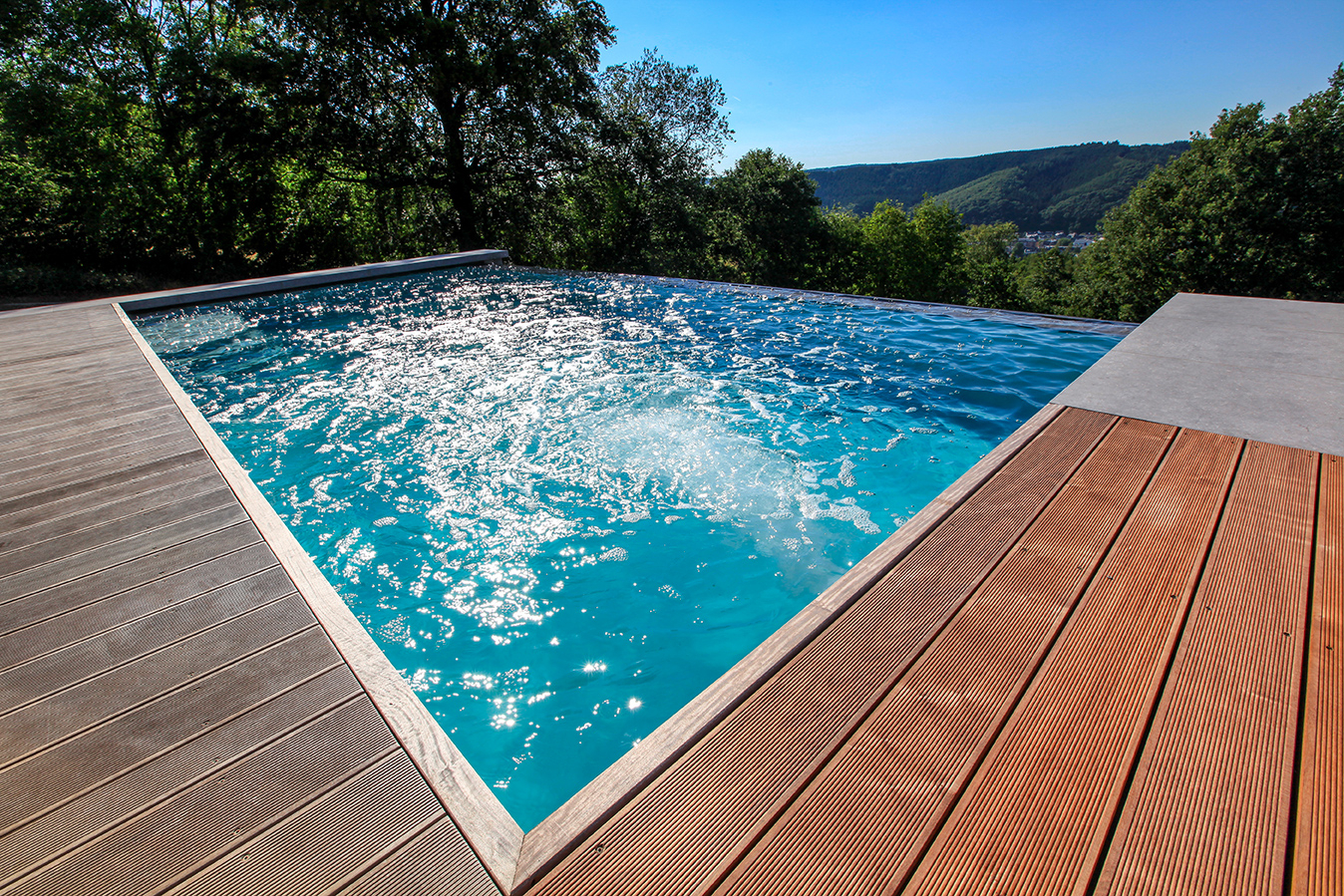 Dallage autour de cette réalisation signée Piscine Ondine