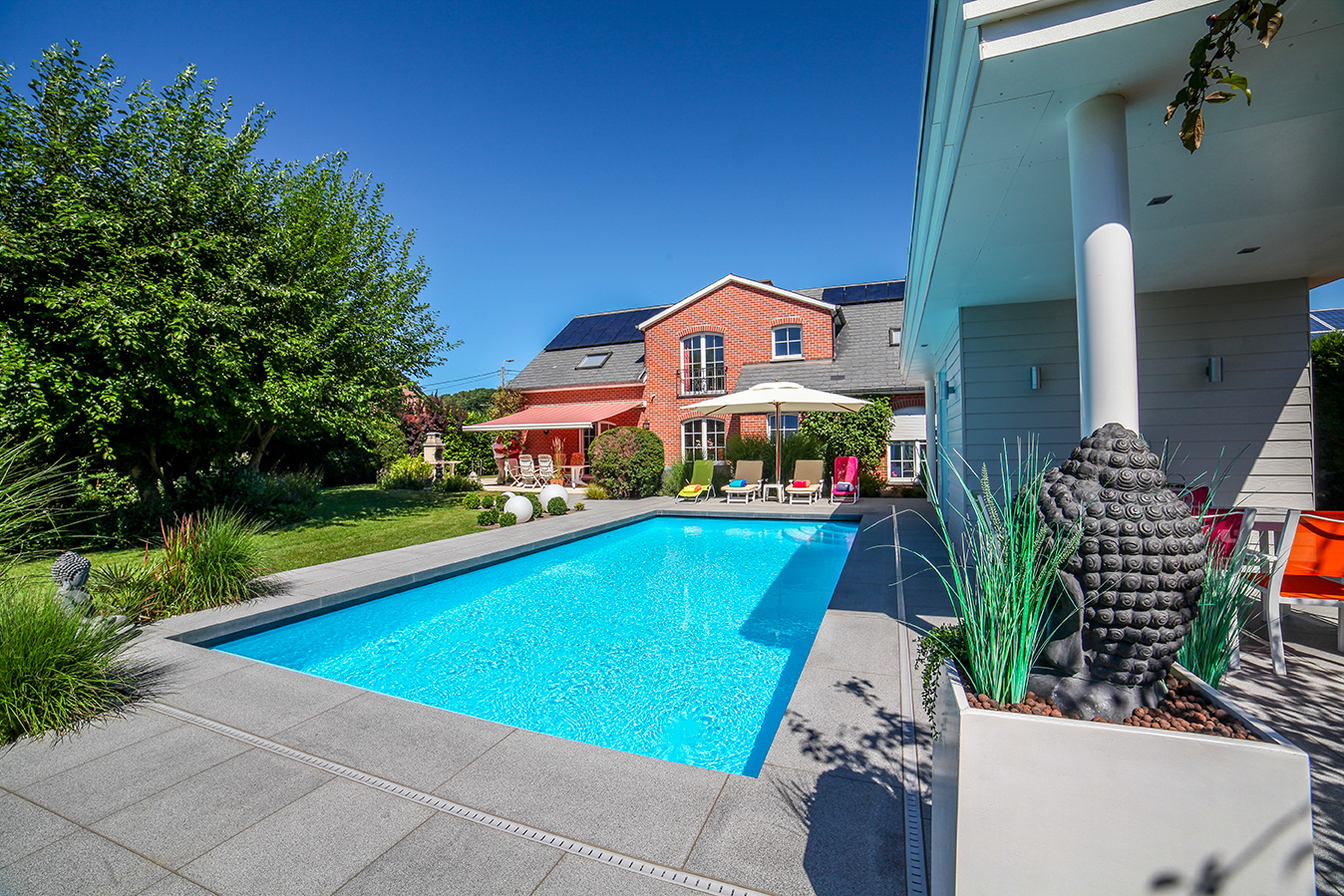 Un dallage pout cette piscine contemporaine