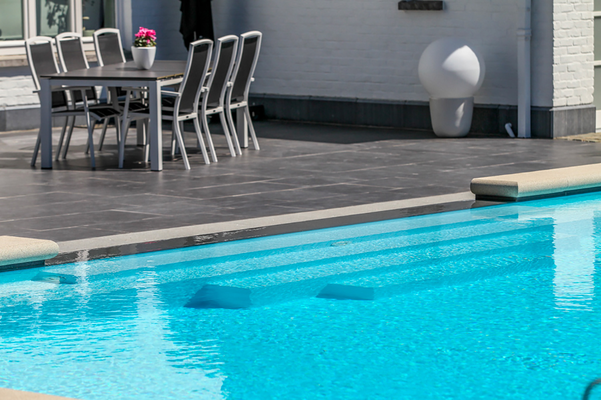 Escalier d'accès à la piscine