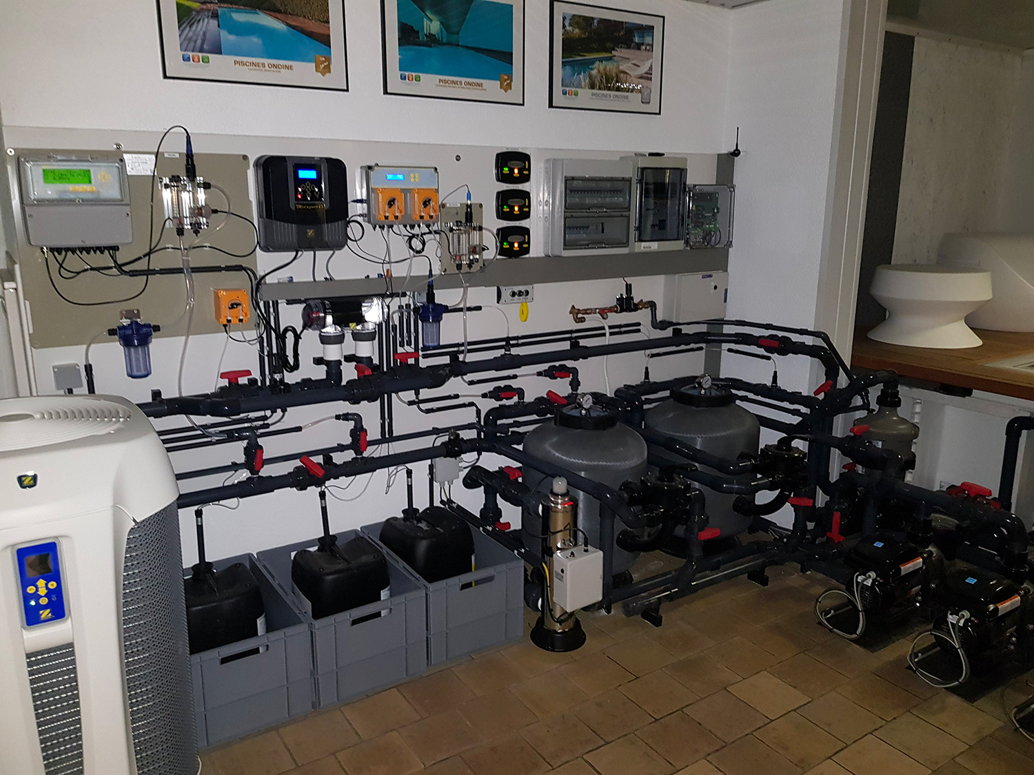 Présentation des systèmes de filtration au showroom Piscines Ondine
