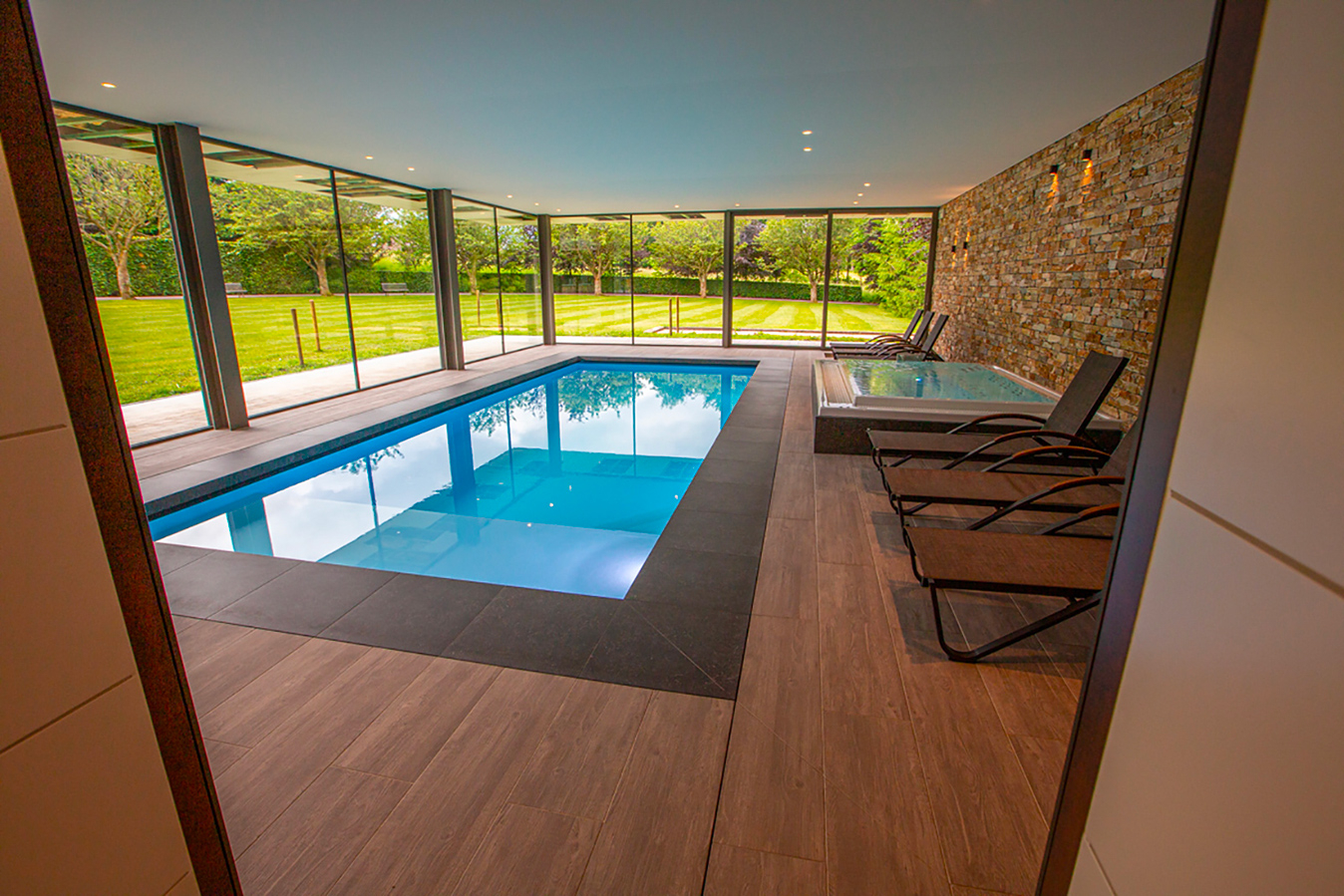 Piscine intérieure dans une habitation