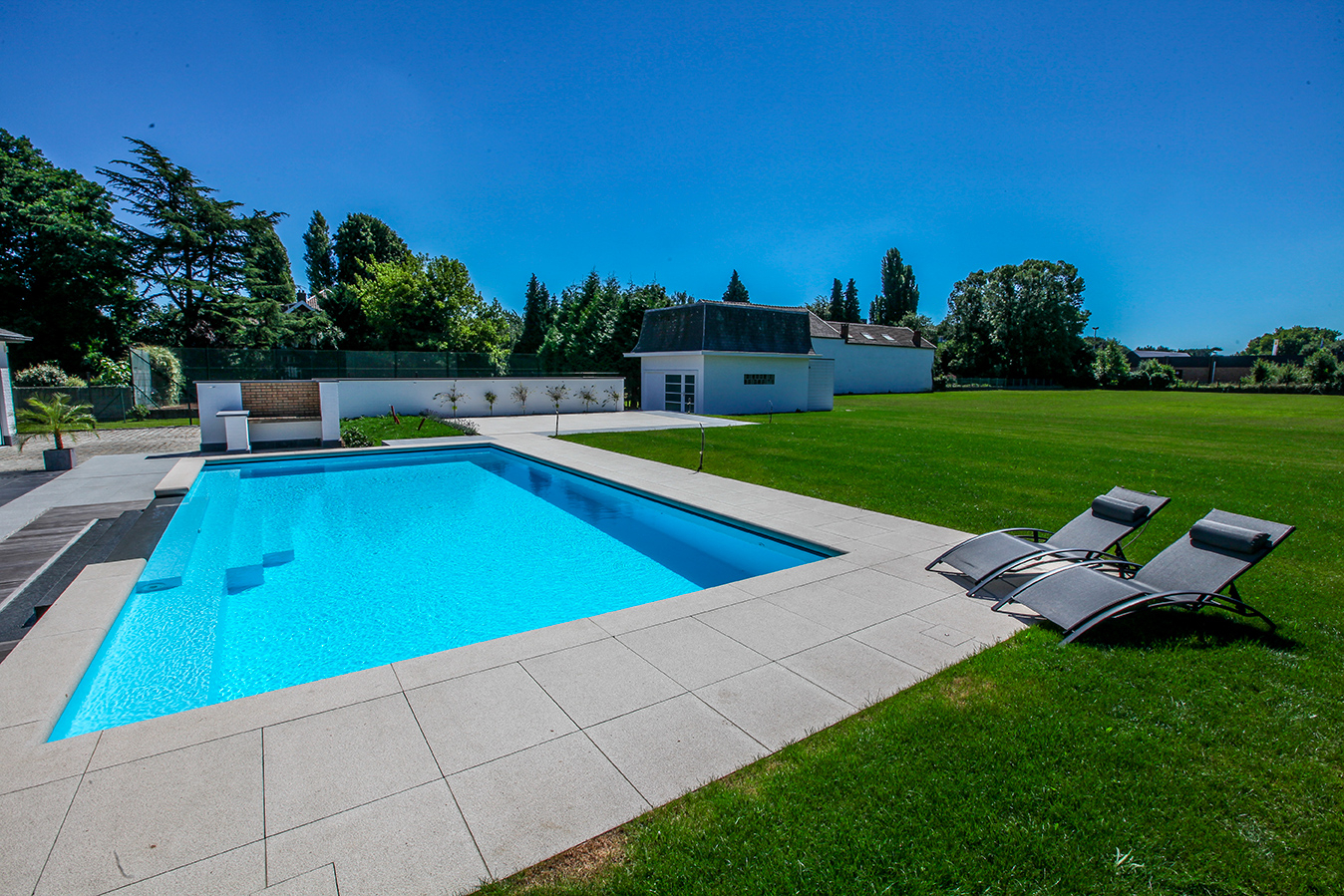 Intégration parfaite de cette piscine avec le jardin