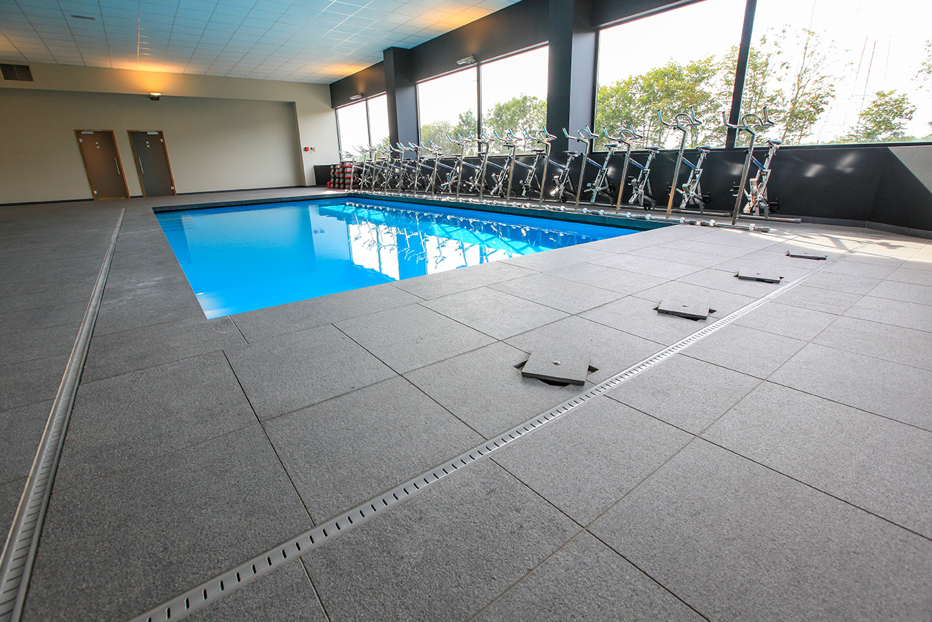 Margelle de la piscine intérieure