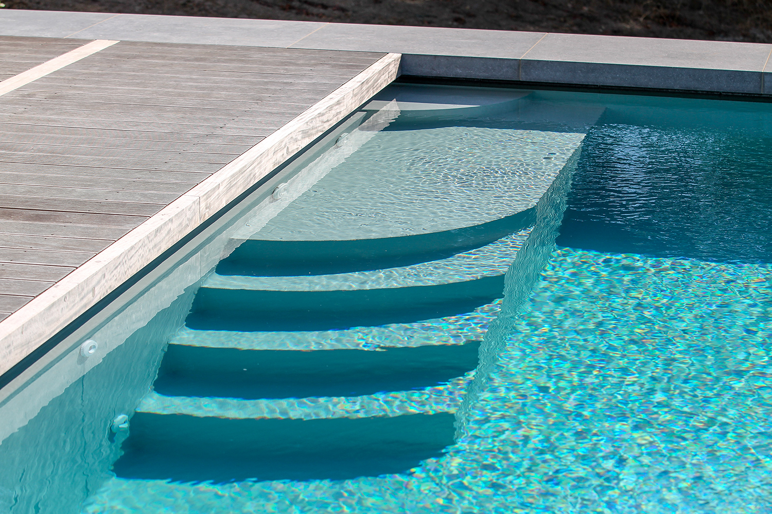 Escalier d'une piscine à débordement