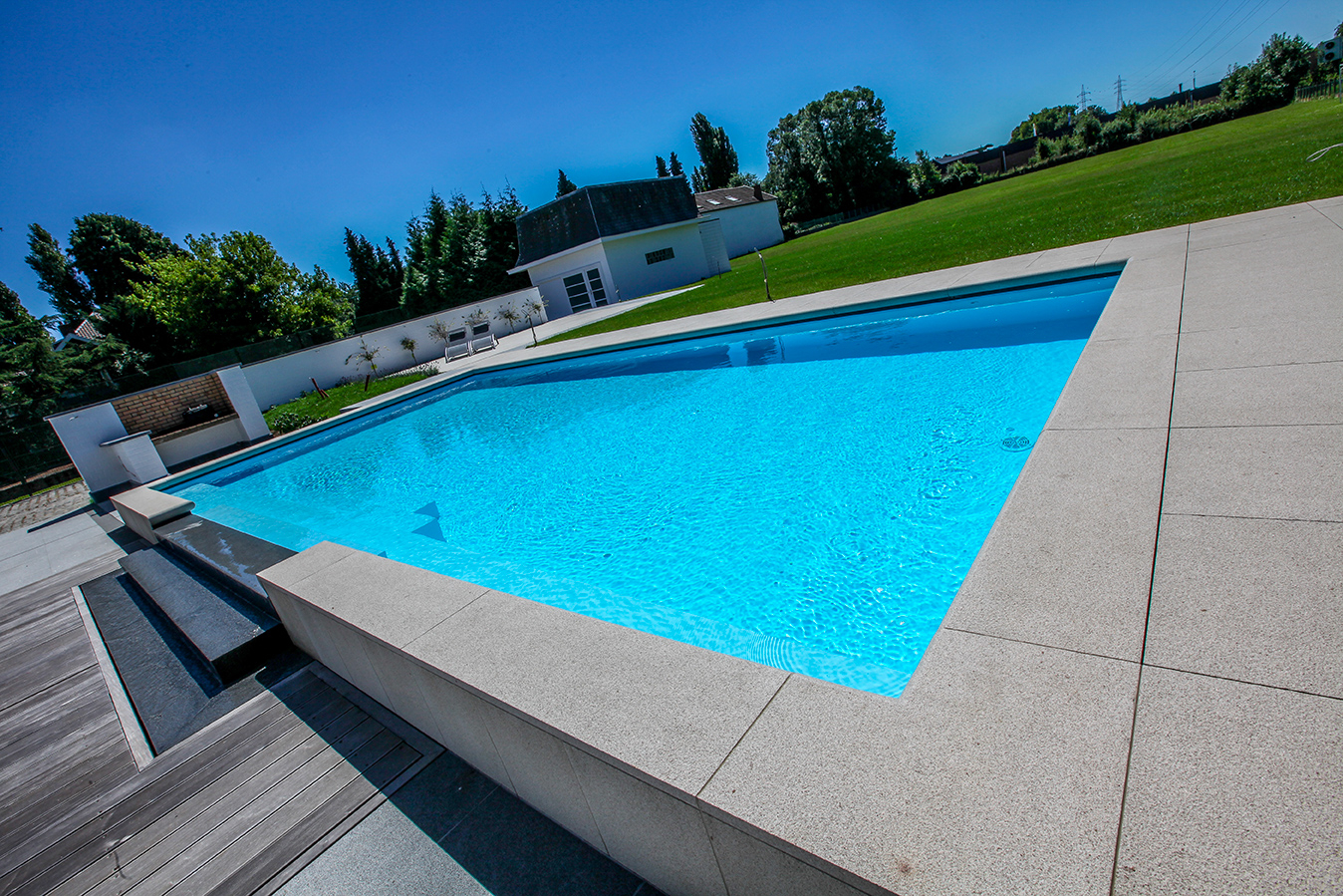 Piscine à débordement