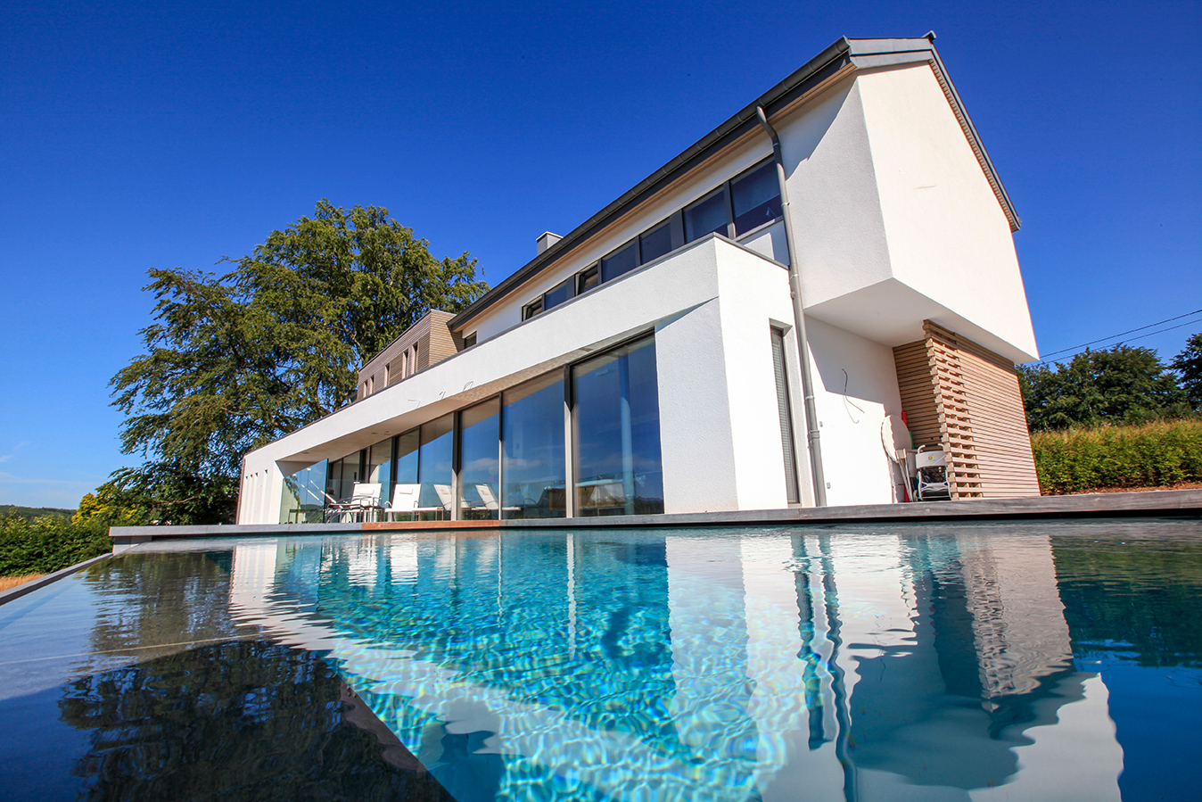 Intégration parfaite pour cette piscine à débordement