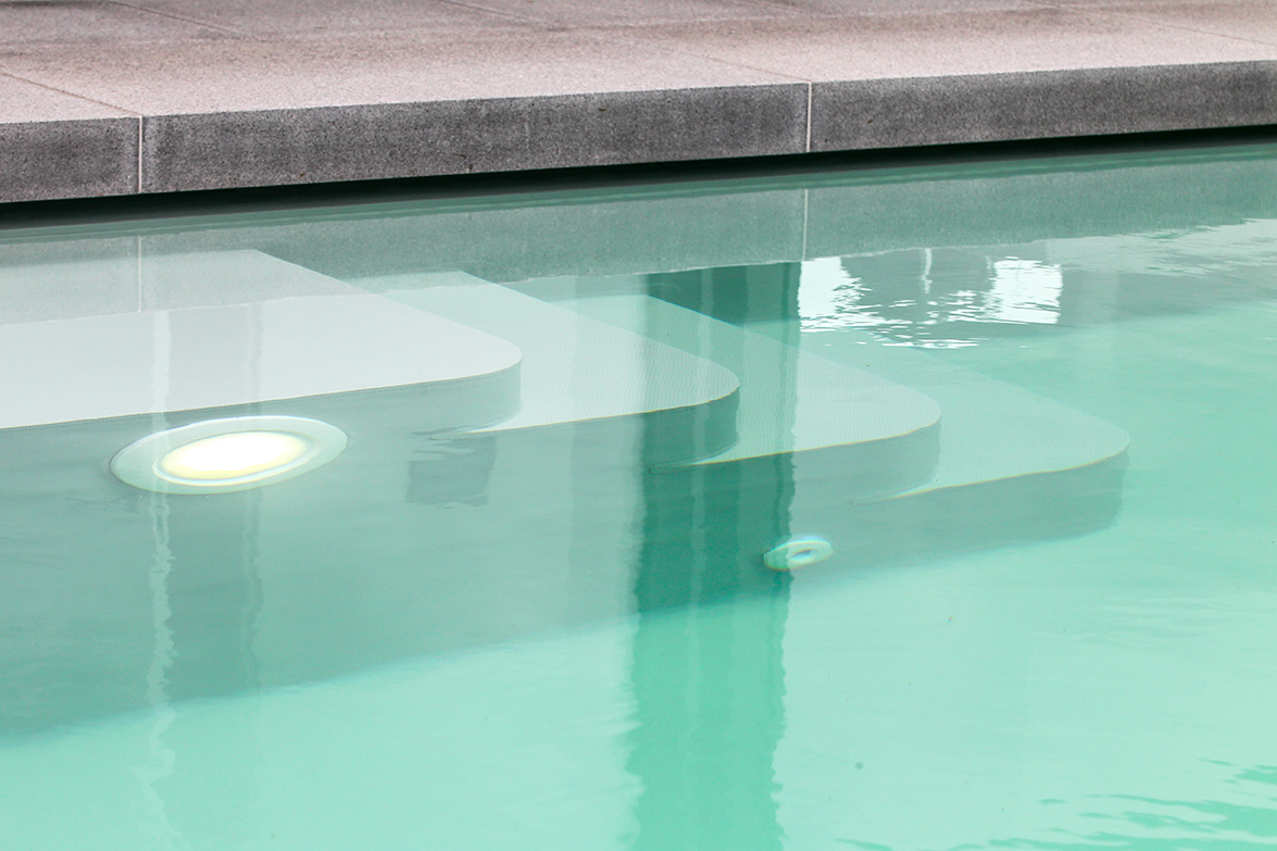 Création d'un escalier en béton pour cette piscine