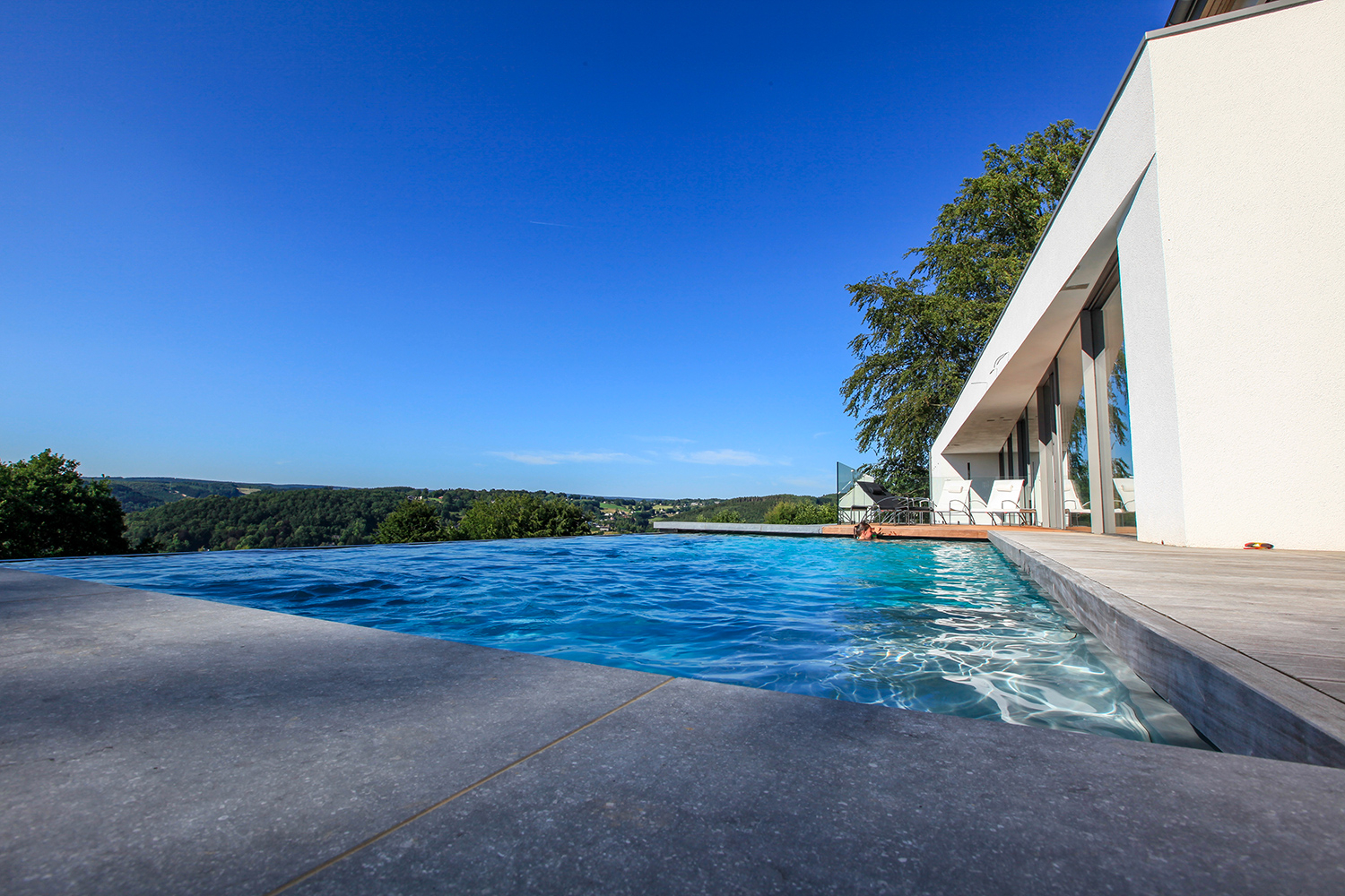 Piscine extérieure à débordement
