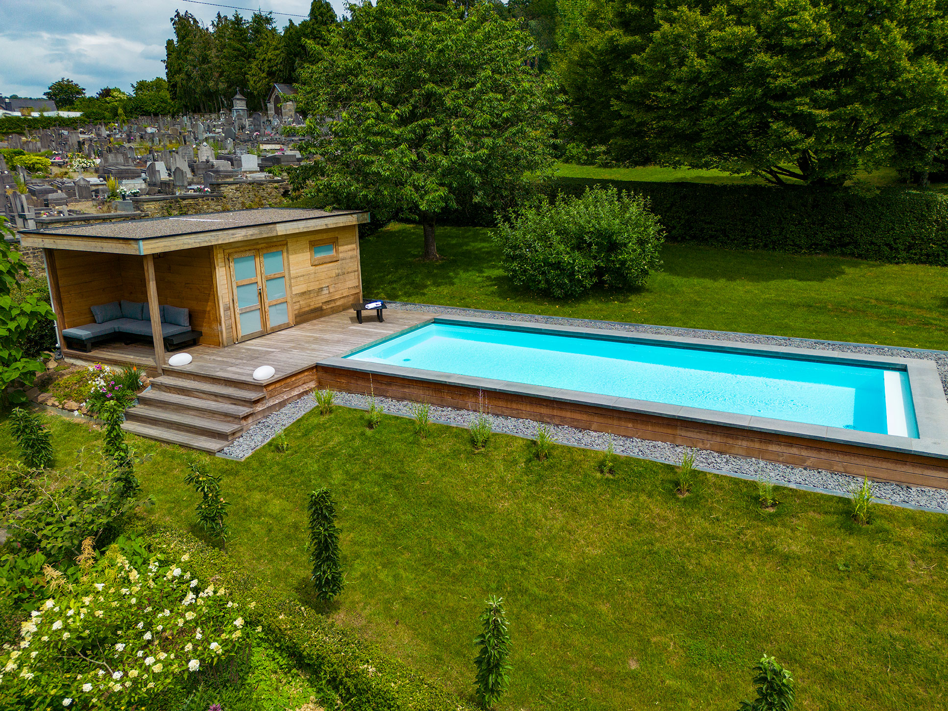 Piscine extérieure et local technique