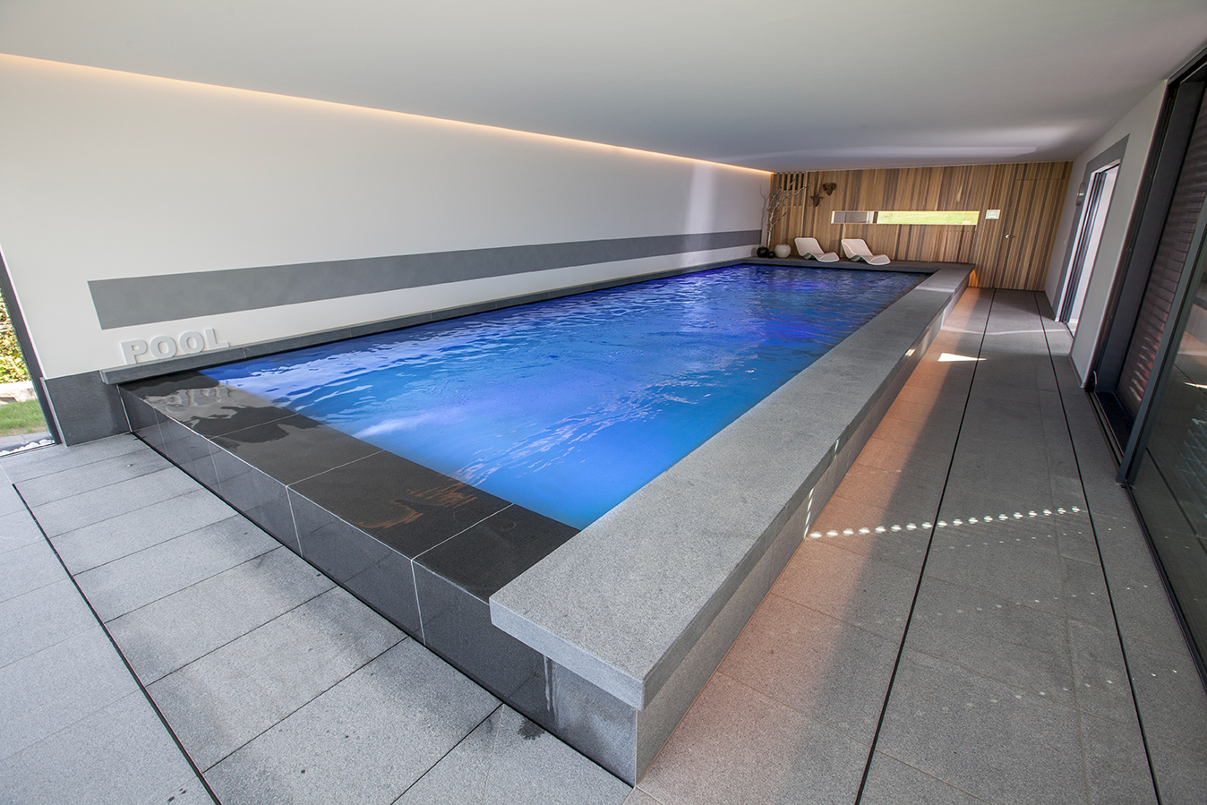 Piscine intérieure à débordement