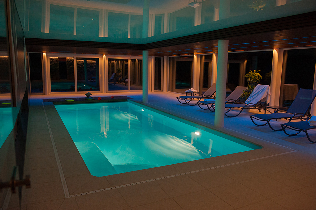 Eclairage d'une piscine intérieure