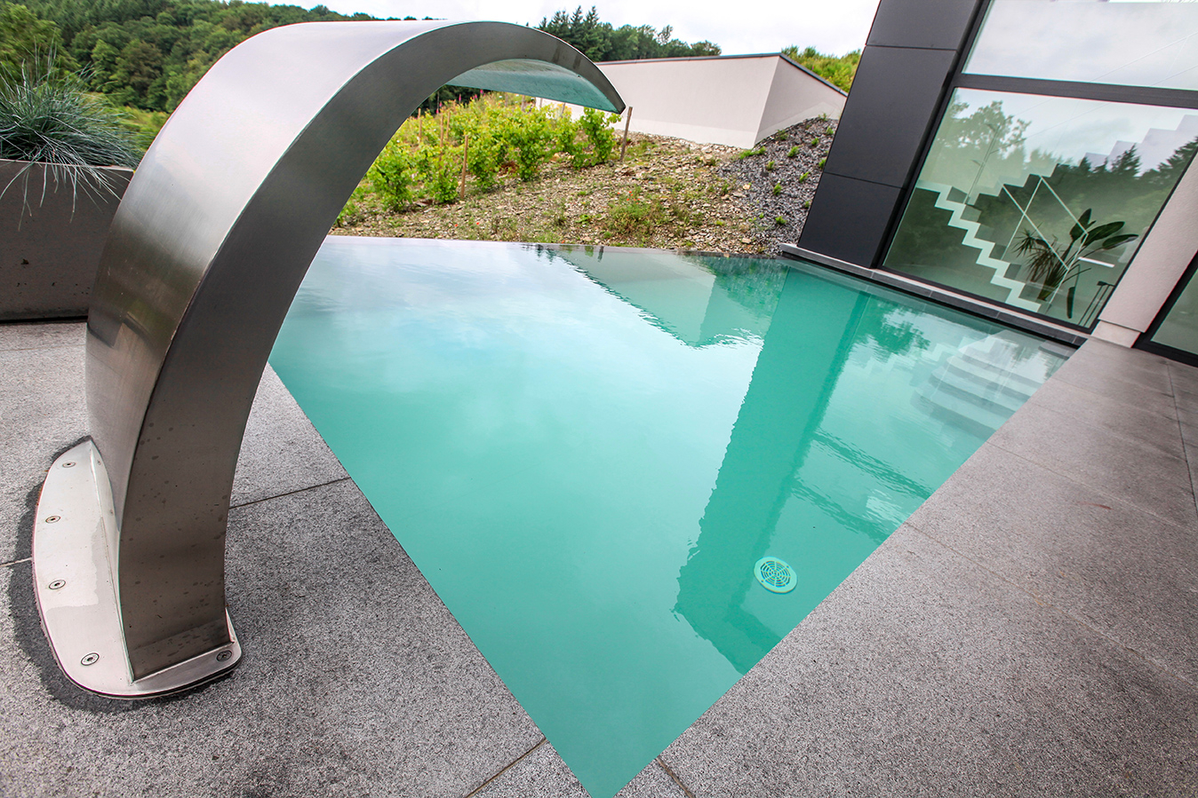 Intégration de jacuzzi dans cette piscine extérieure