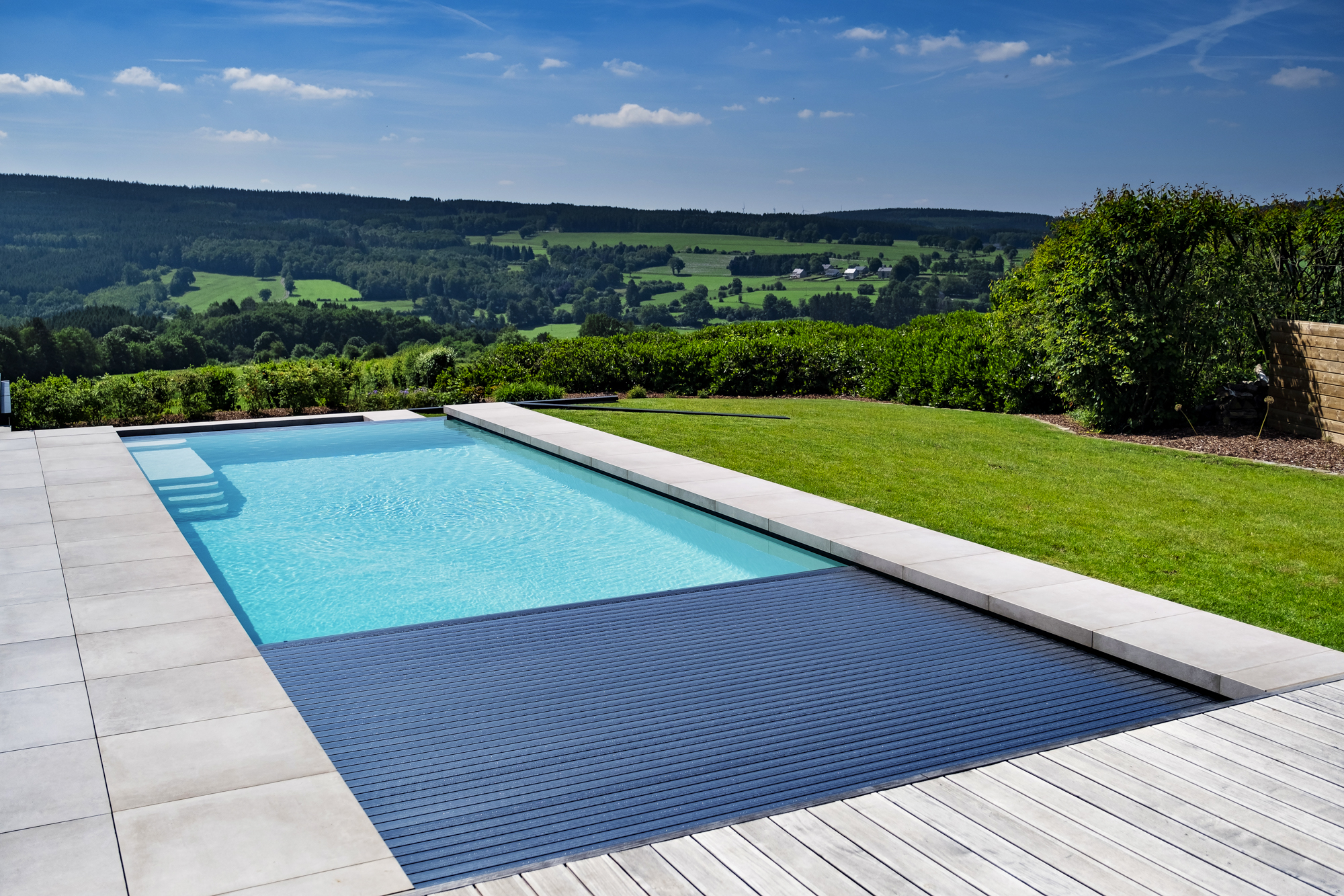 Cadre idyllique pour cette réalisation Piscines Ondine