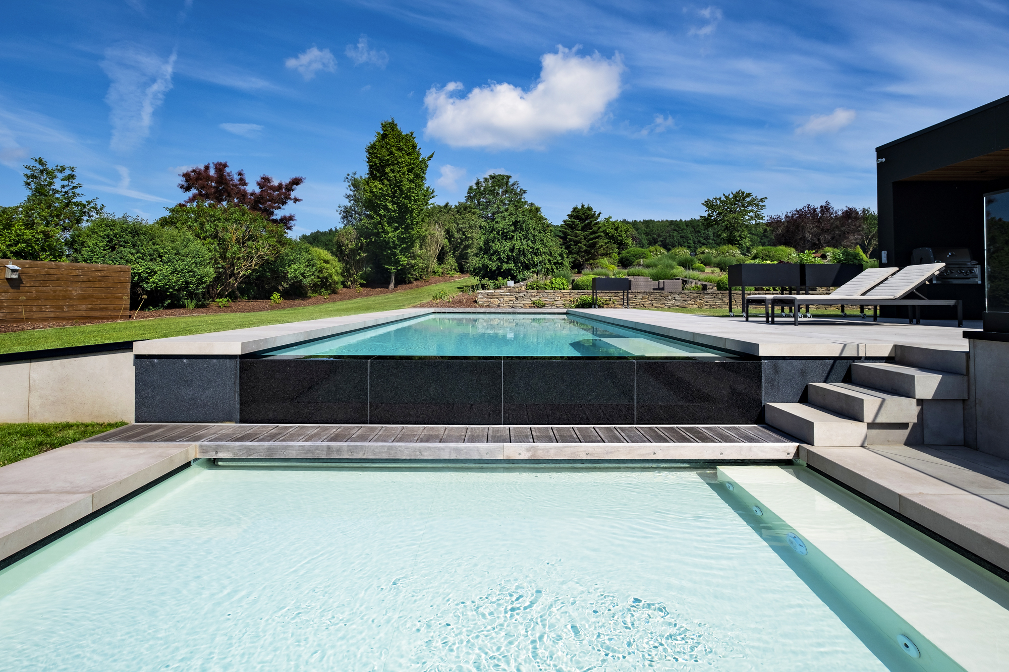 Piscine extérieure à débordement