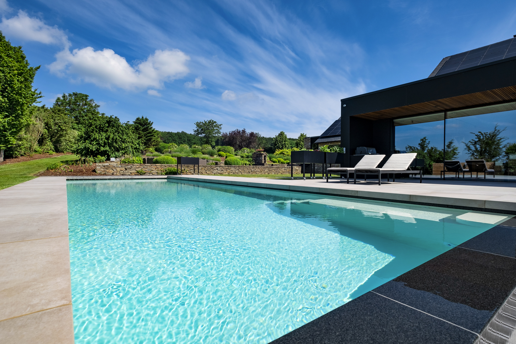 Superbe environnement pour cette réalisation Piscines Ondine