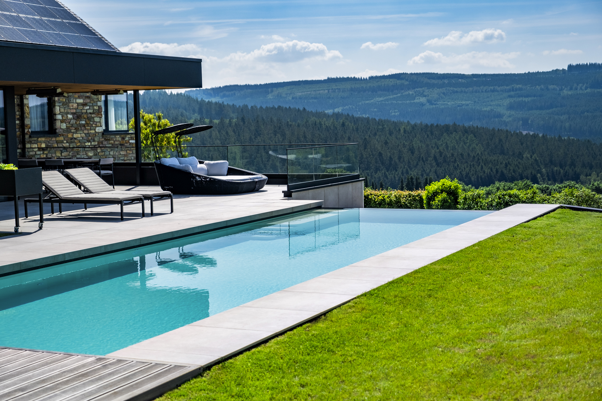Intégration parfaite dans son environnement pour cette réalisation Piscines Ondine
