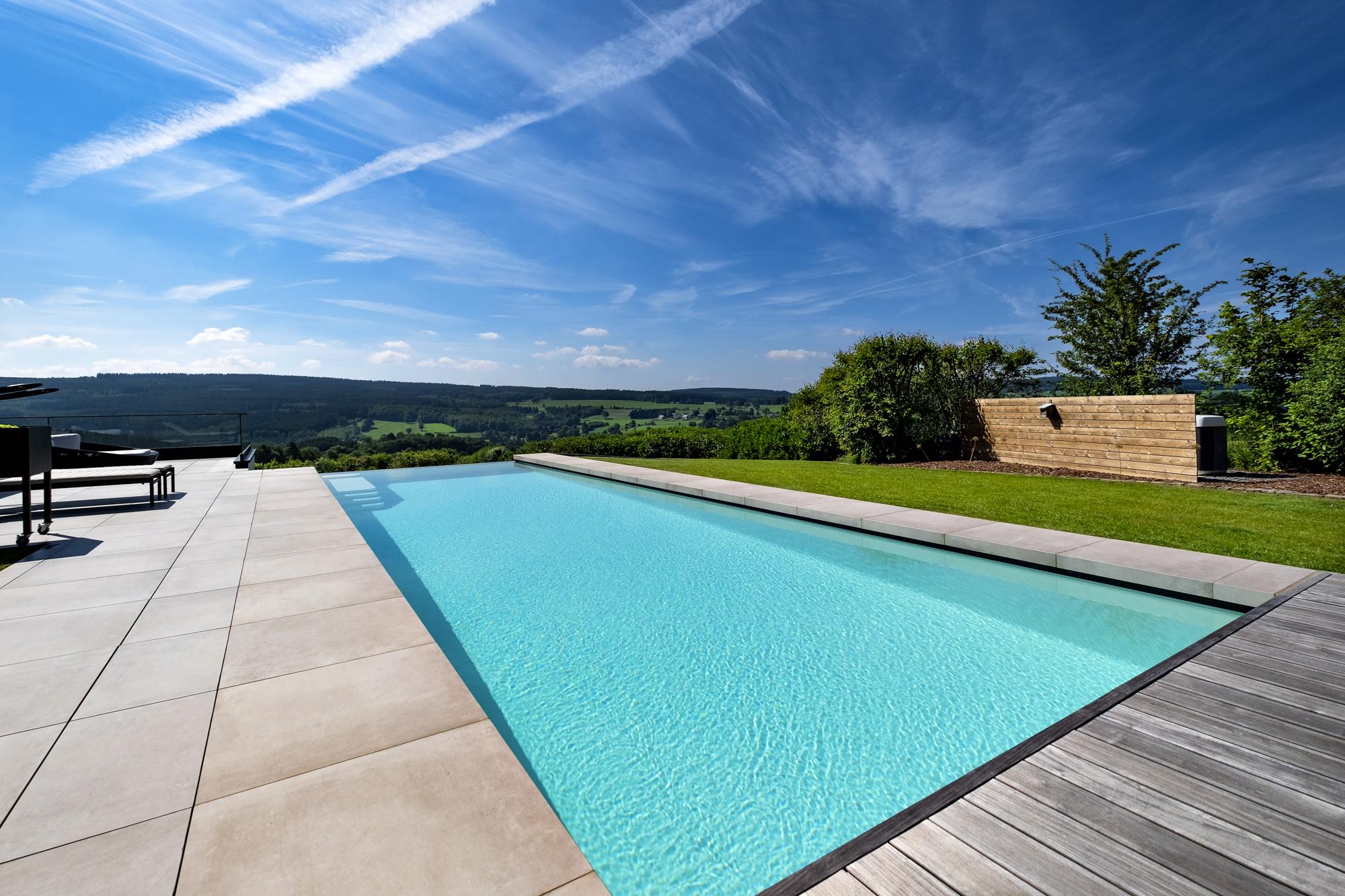 La piscine extérieure par les Piscines Ondine