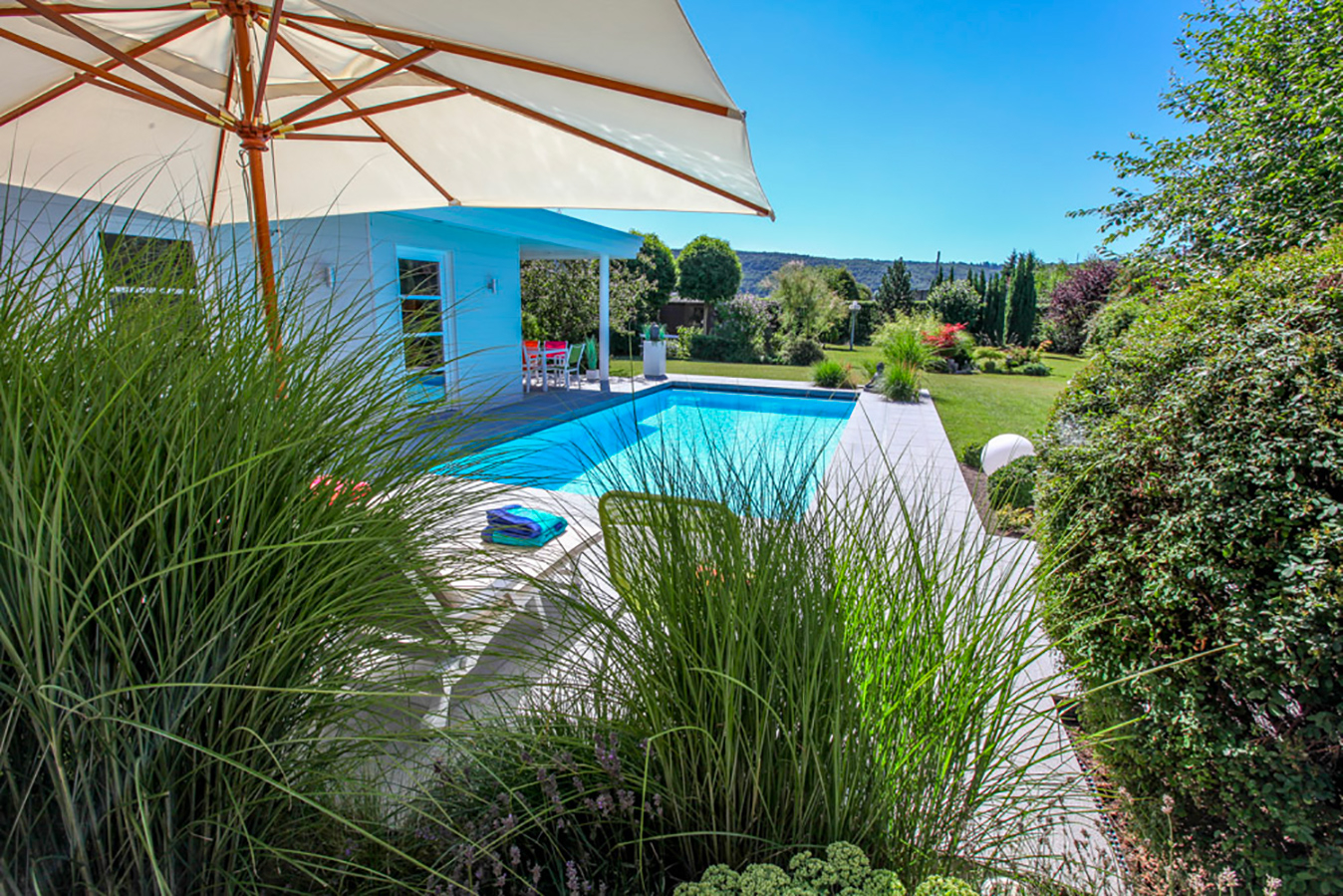 Aménagement extérieur de la piscine avec des végétations