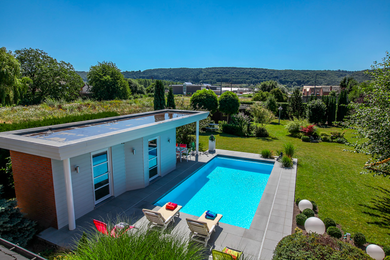 Vue complète sur cet espace piscine